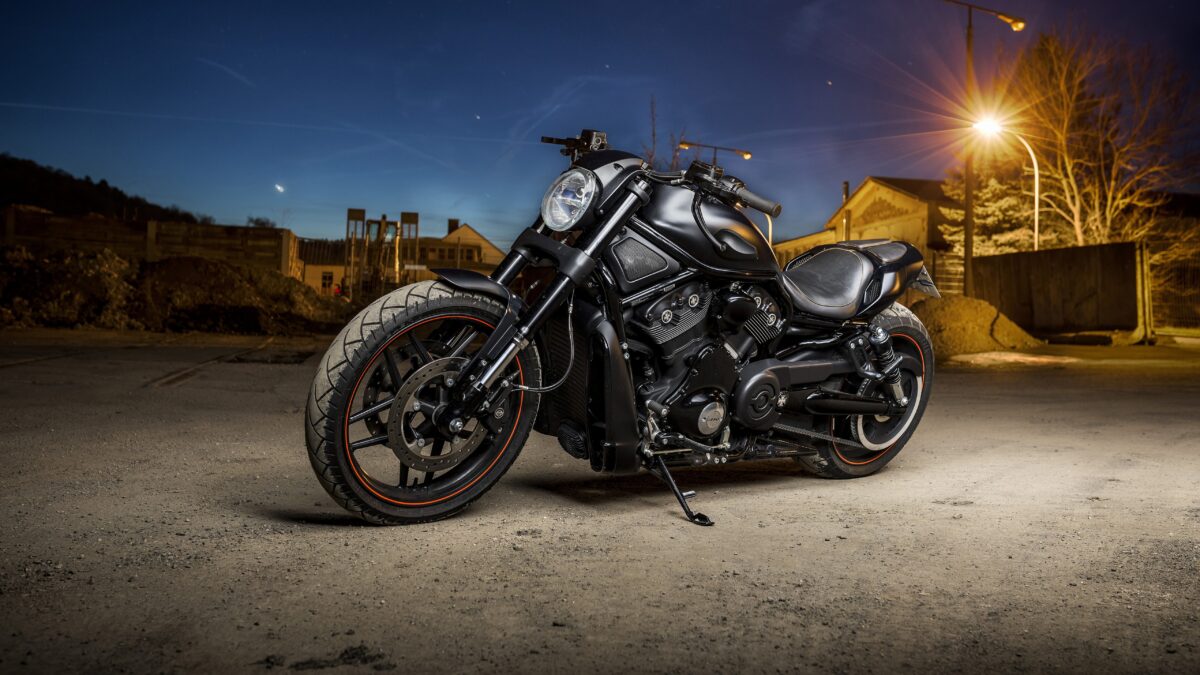 Harley Davidson стоит на улице с фонарем мощный черный мотоцикл