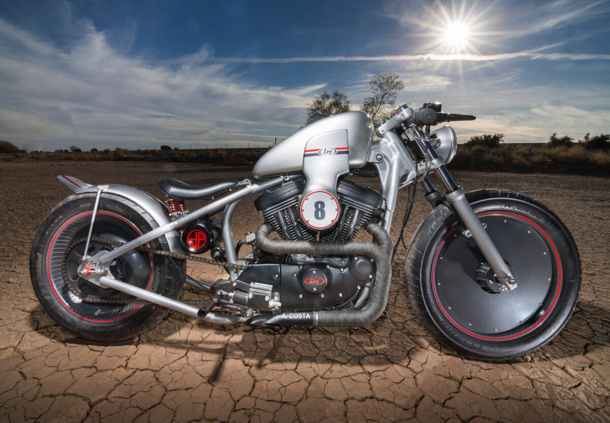 Harley Davidson стоит на земле под палящим солнцем мотоцикл
