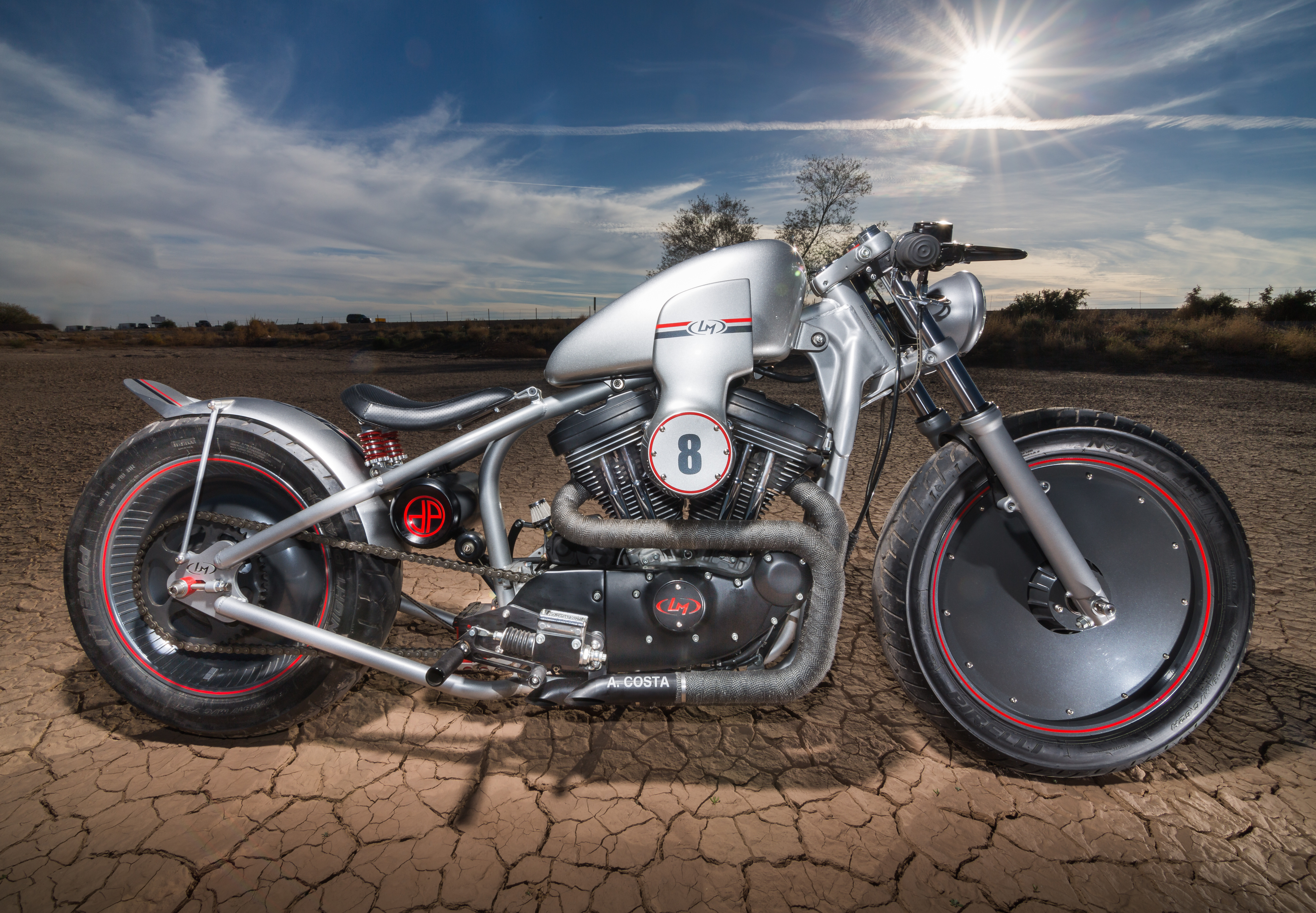 Harley Davidson стоит на земле под палящим солнцем мотоцикл