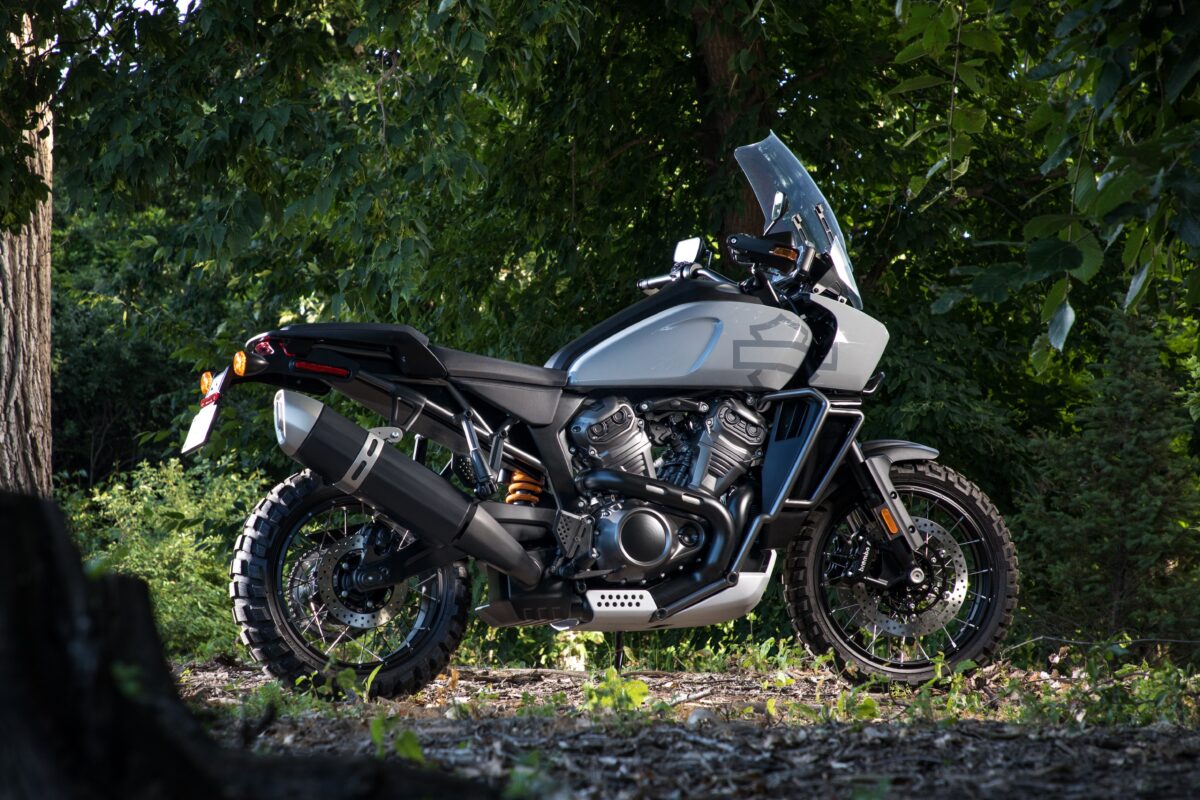 Harley Davidson в парке мотоцикл
