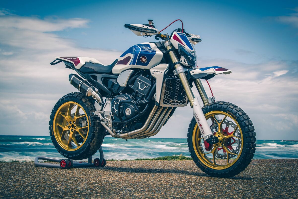Honda CB1000R 2019 года на берегу океана мотоцикл