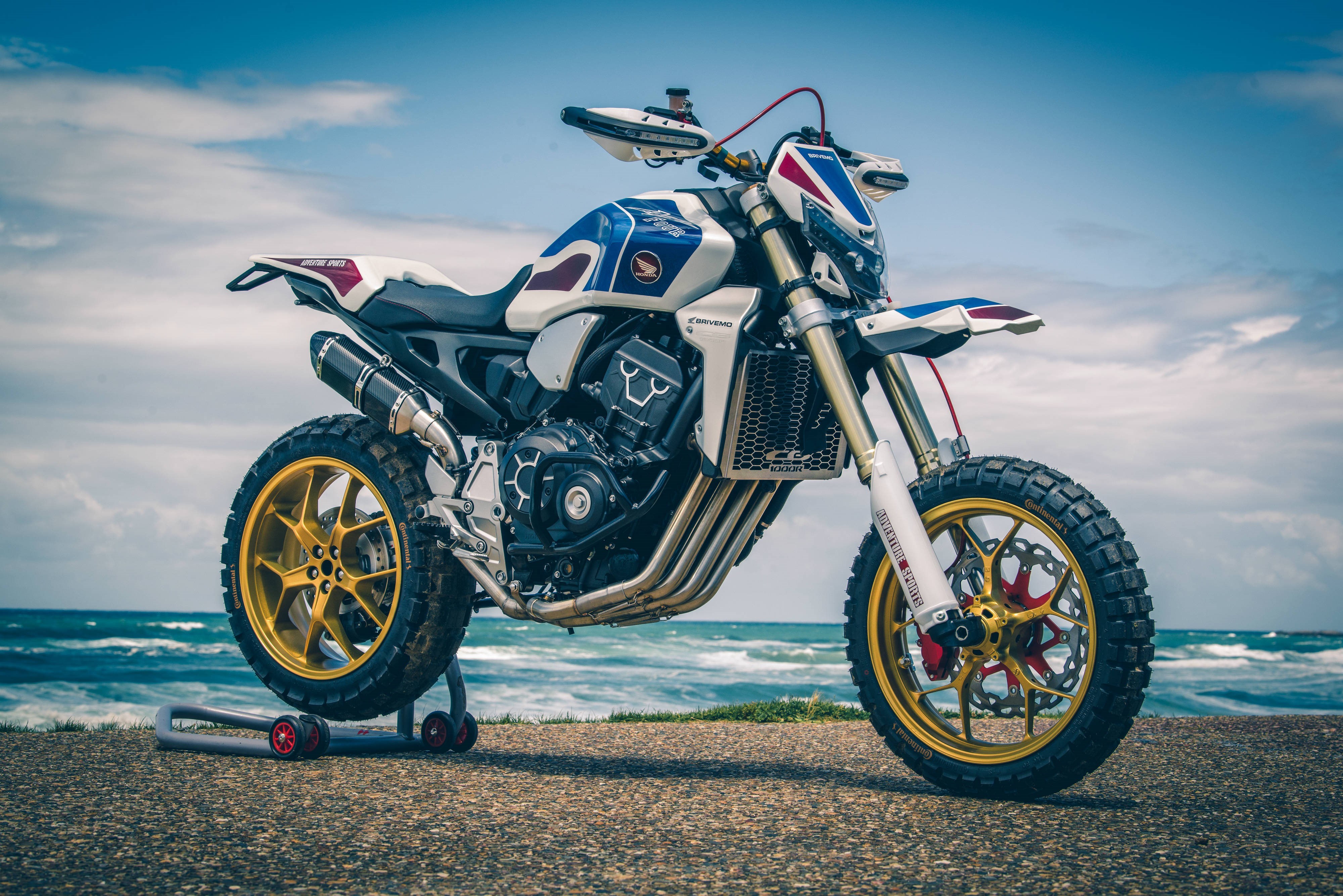 Honda CB1000R 2019 года на берегу океана мотоцикл