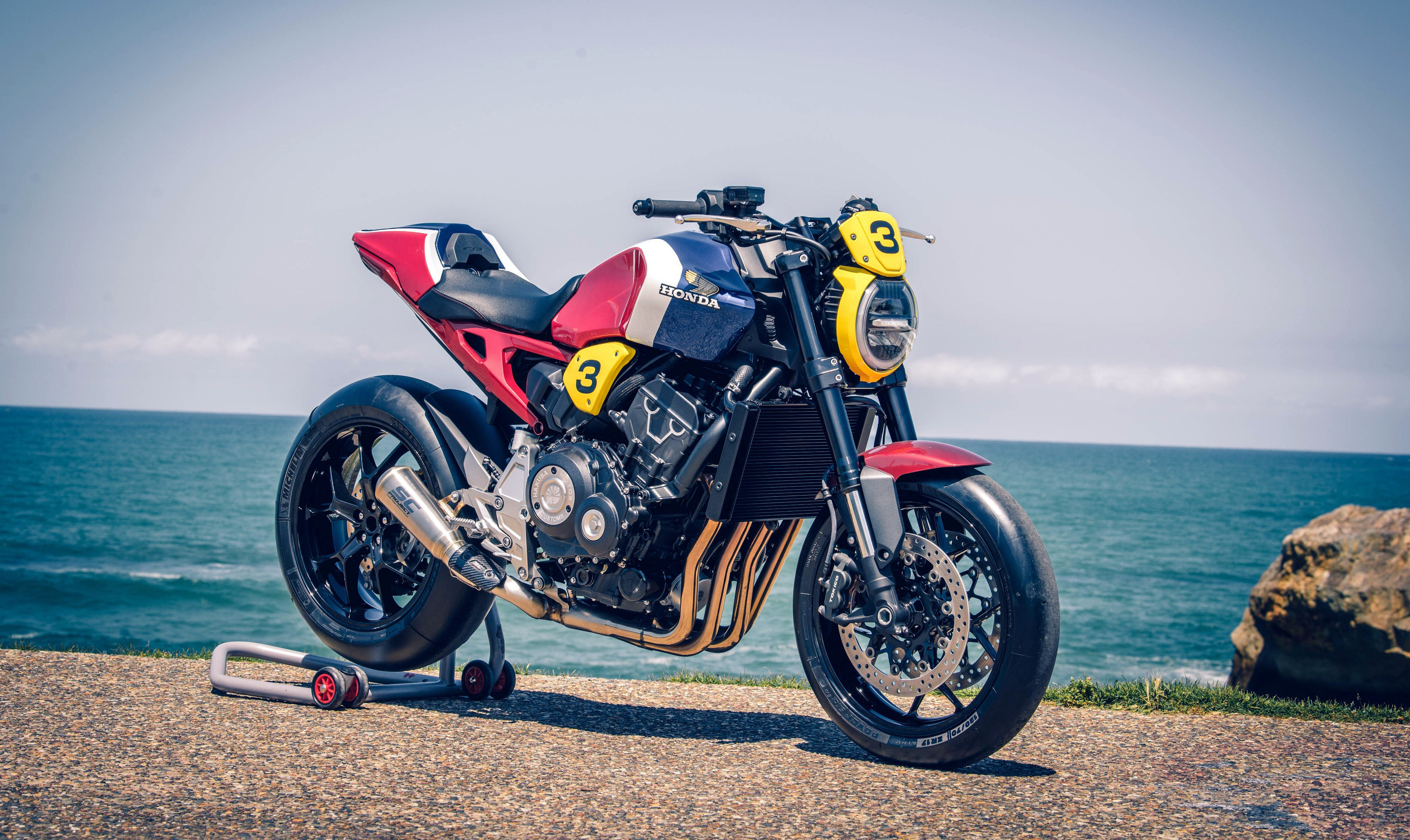 Honda CB1000R 2019 года у моря мотоцикл