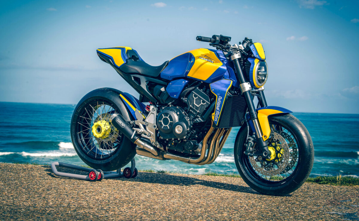 Honda CB1000R 2019 года у океана мотоцикл