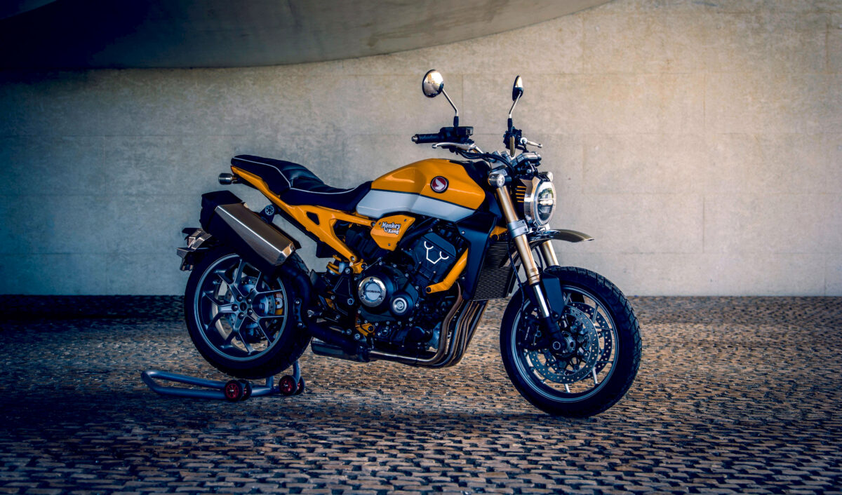 Honda CB1000R Monkey Kong 2019 года у стены мотоцикл