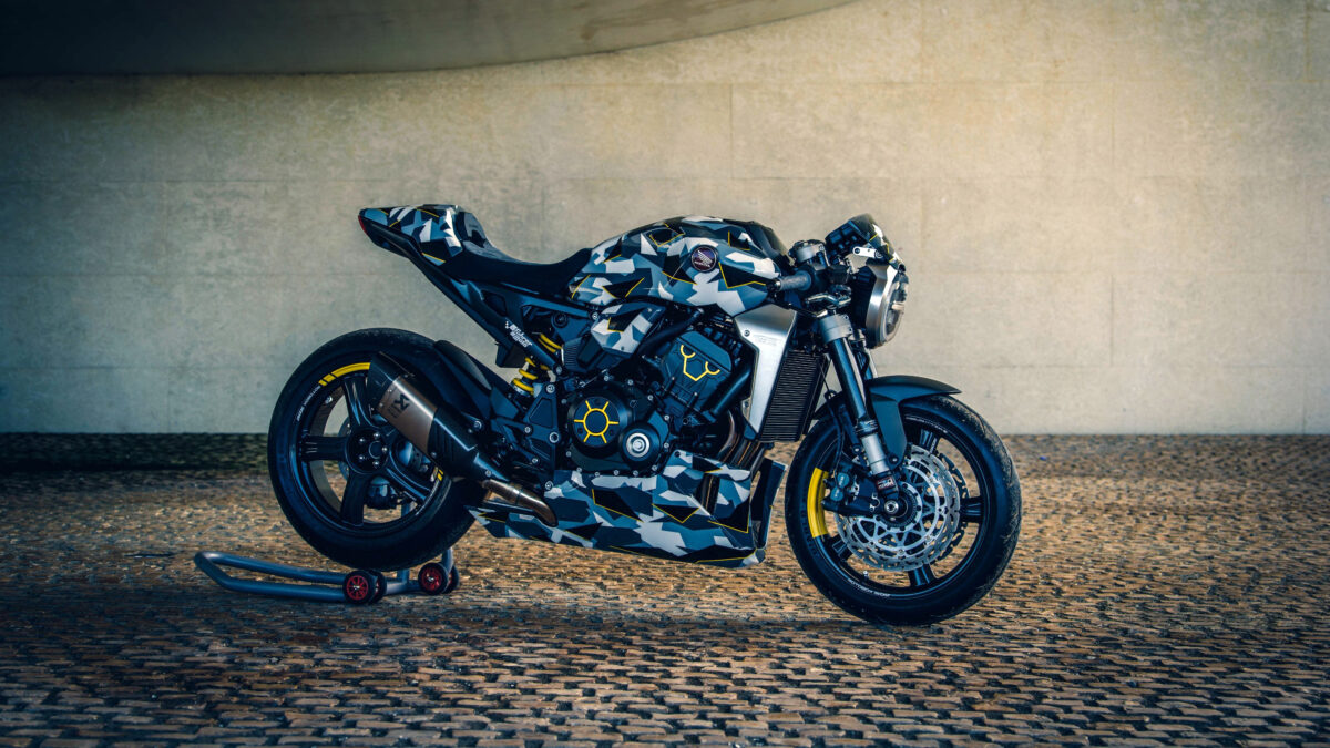 Honda CB1000R у стены спортивный мотоцикл