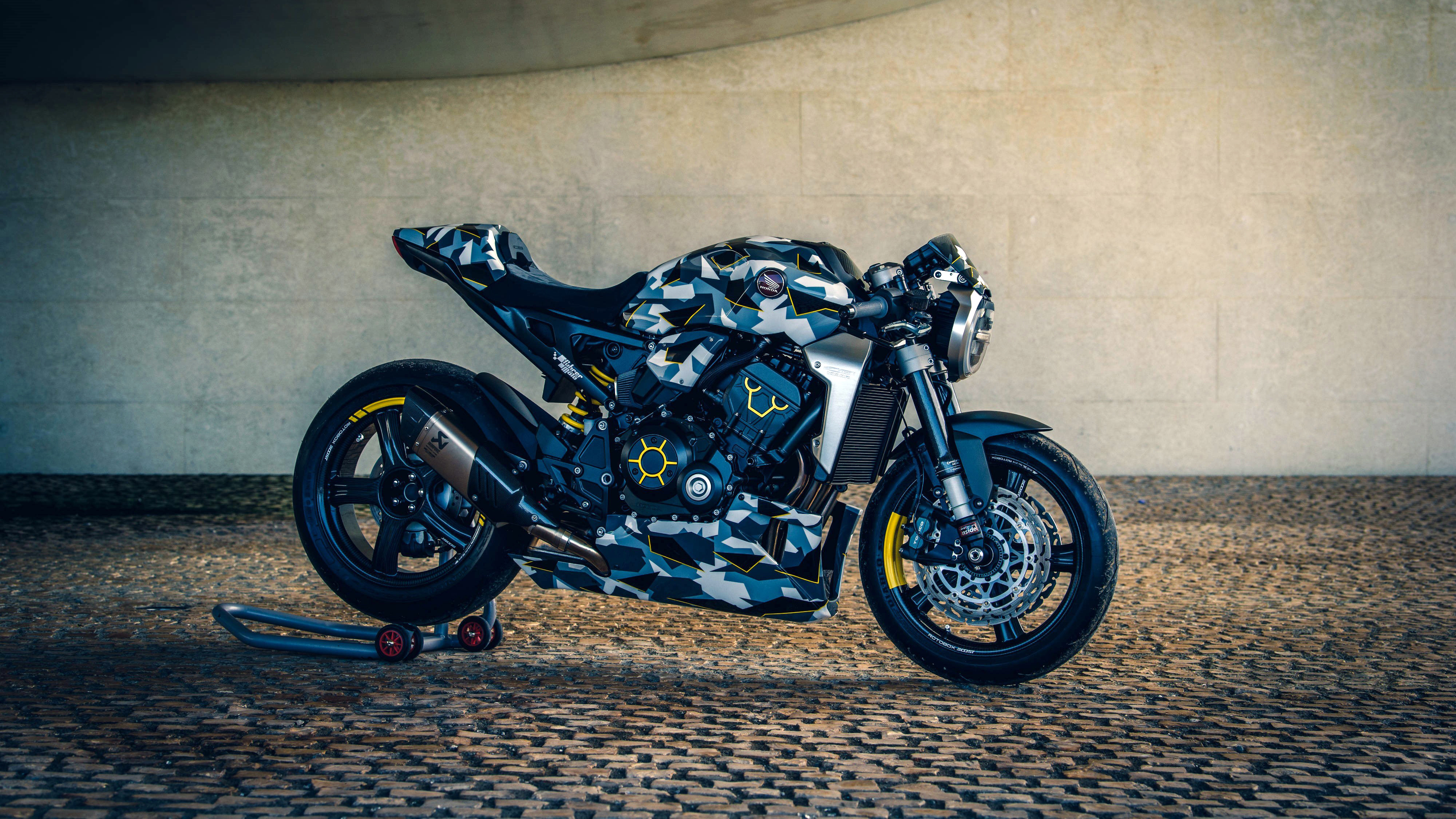 Honda CB1000R у стены спортивный мотоцикл