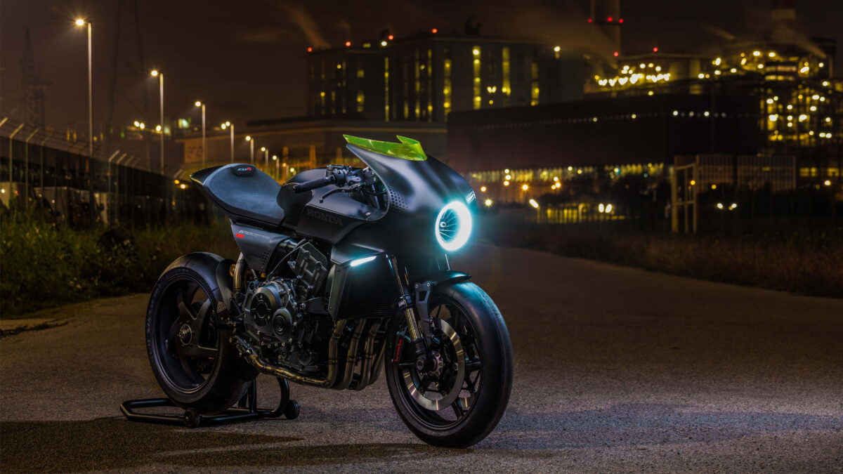 Honda CB4 Interceptor с включенной фарой черный мотоцикл