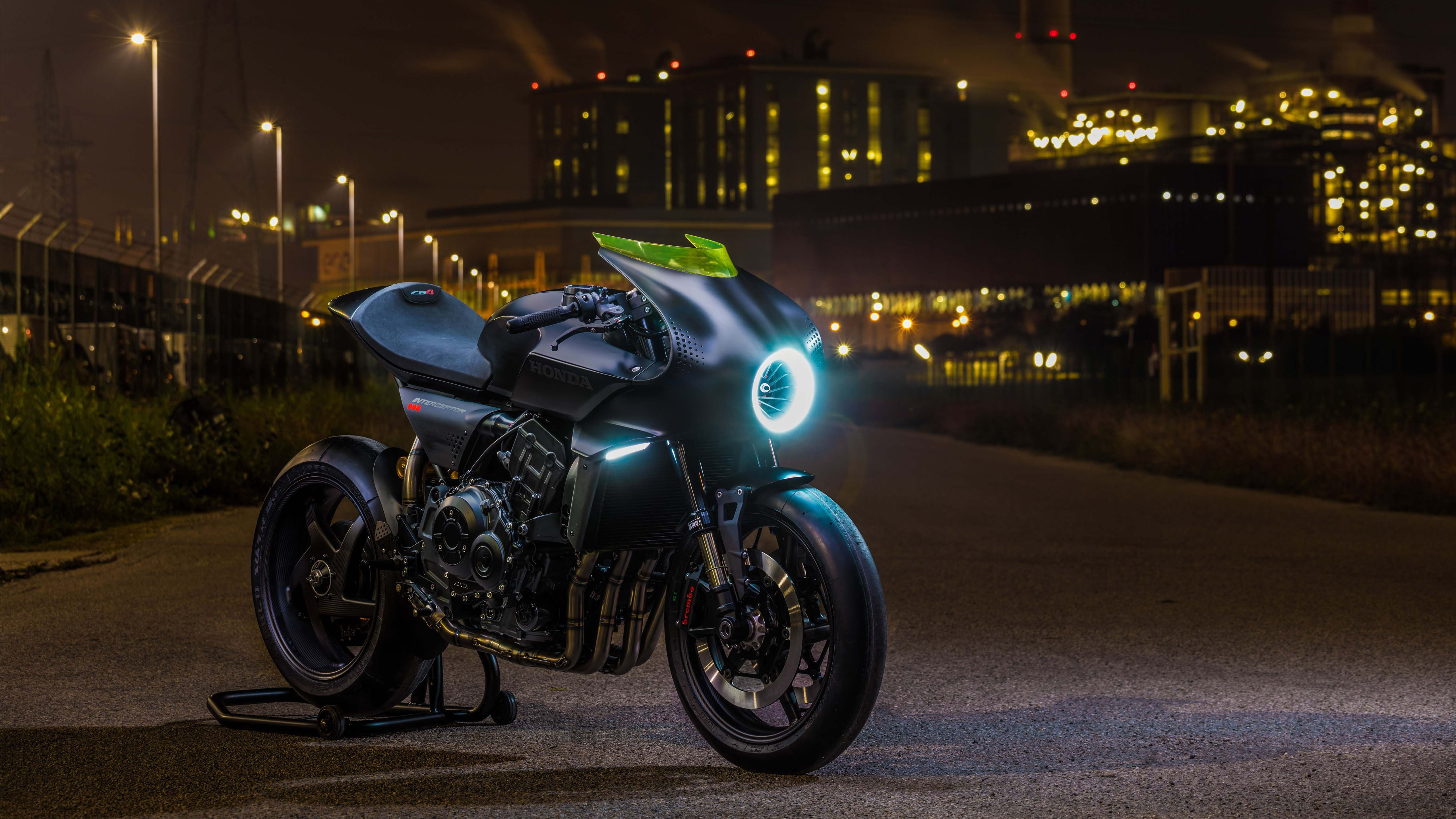 Honda CB4 Interceptor с включенной фарой черный мотоцикл