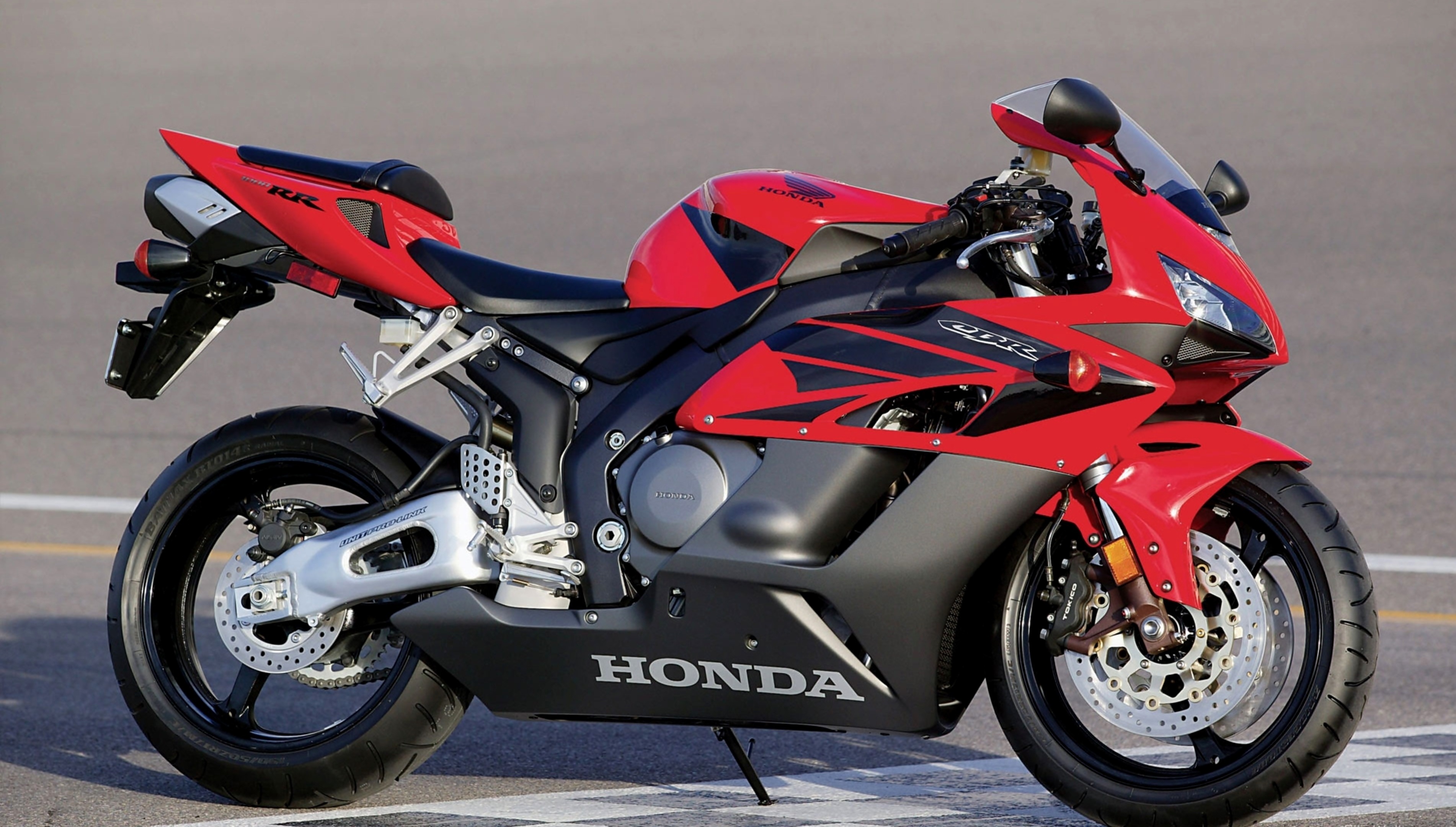 Honda CBR1000RR красный мотоцикл