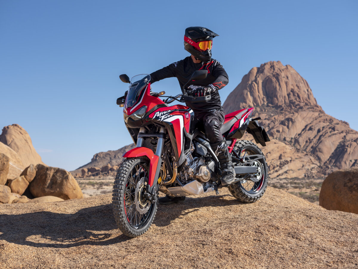 Honda CRF1100L Africa Twin, 2021 года на бездорожье красный мотоцикл