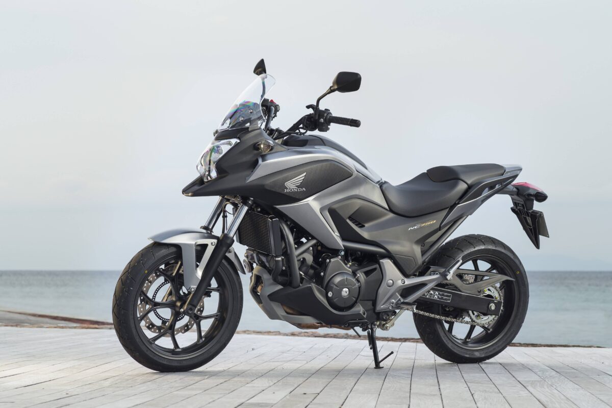 honda nc750x на мосту, 2024 мотоцикл