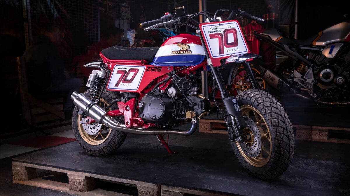 honda z125 monkey в гараже мотоцикл