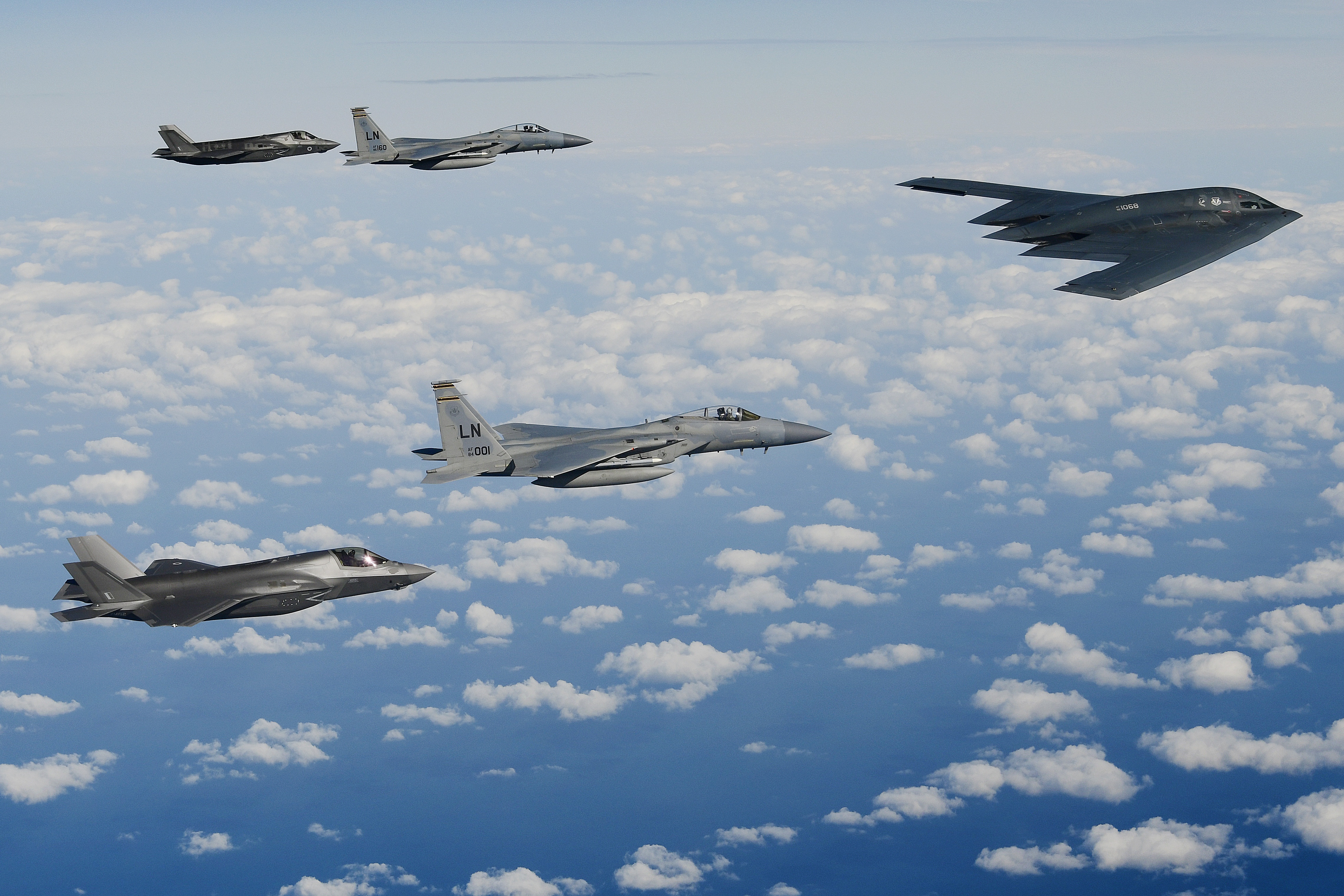 Истребители F 35 и F 15 с бомбардировщиком B 2 Spirit