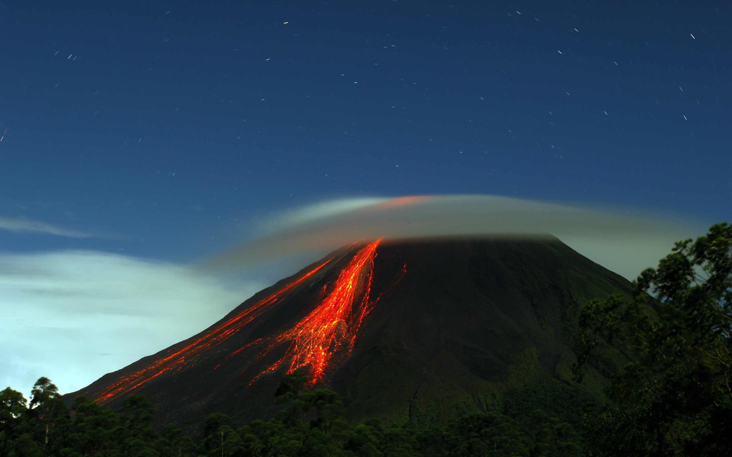 Извержение старого вулкана с выбросом лавы