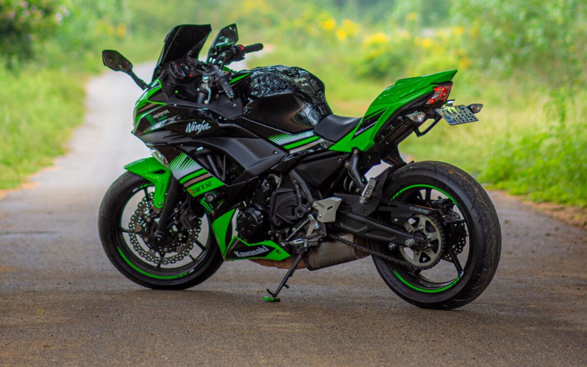 kawasaki на дороге зеленый мотоцикл