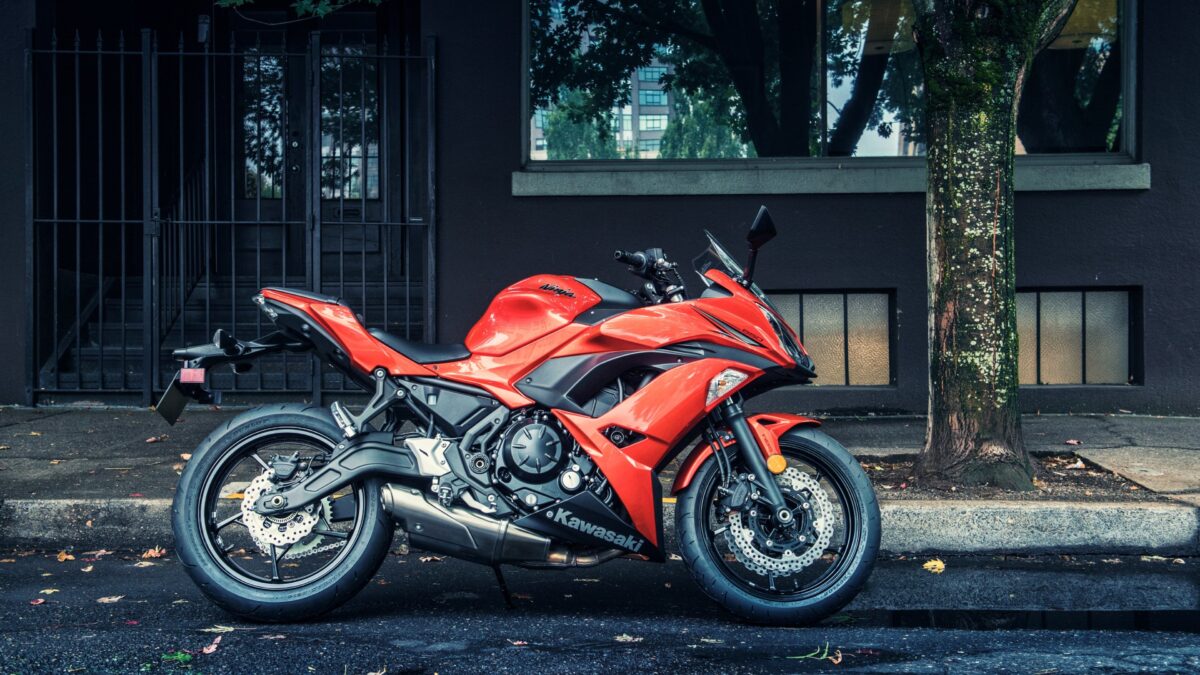 Kawasaki Ninja 650R красный мотоцикл