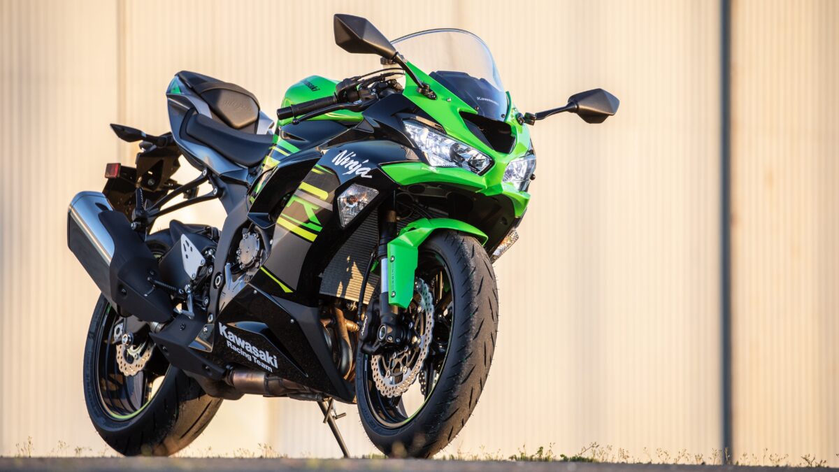 Kawasaki Ninja ZX 6R 2019 года у стены мотоцикл