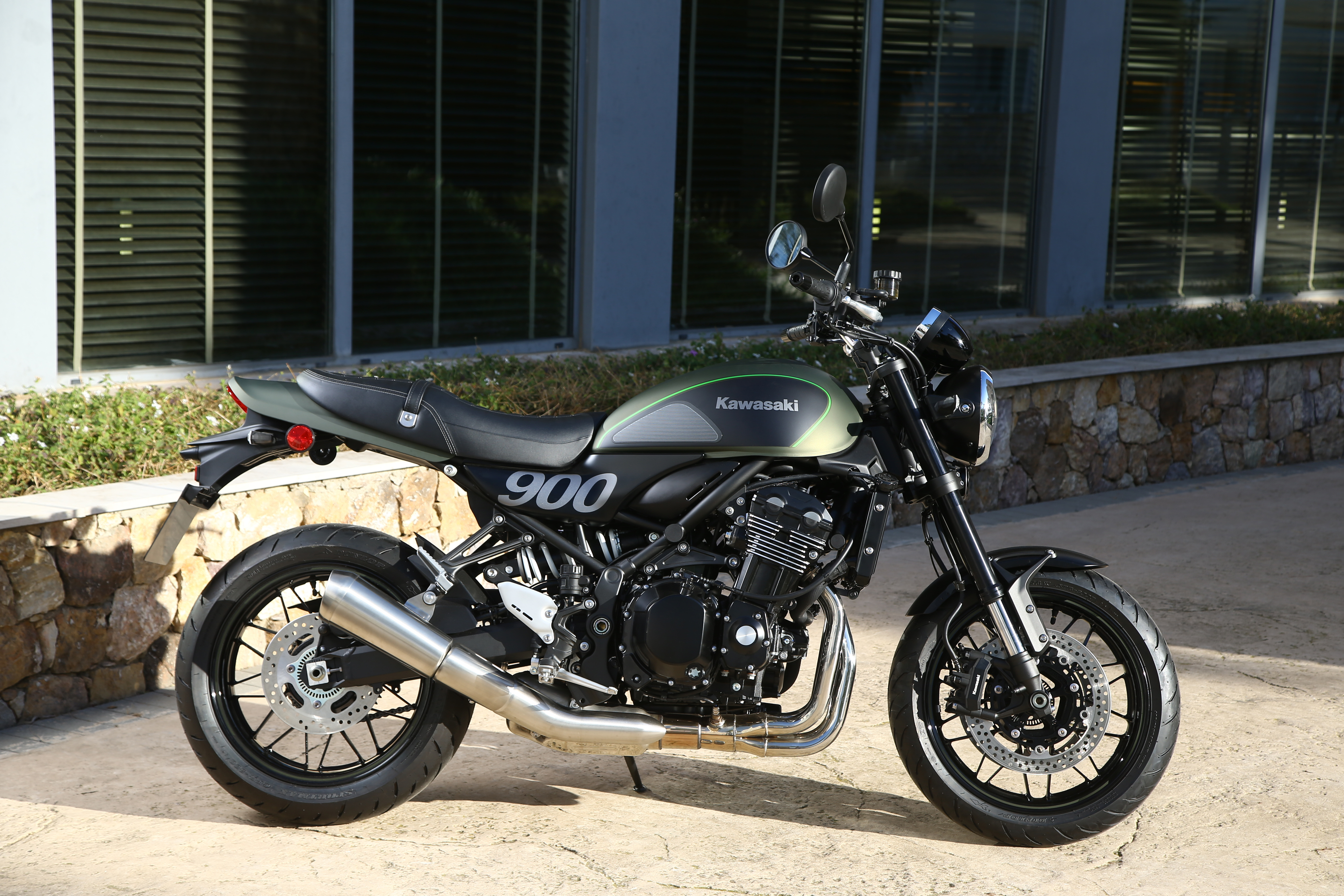Kawasaki Z900 Worldwide у здания мотоцикл