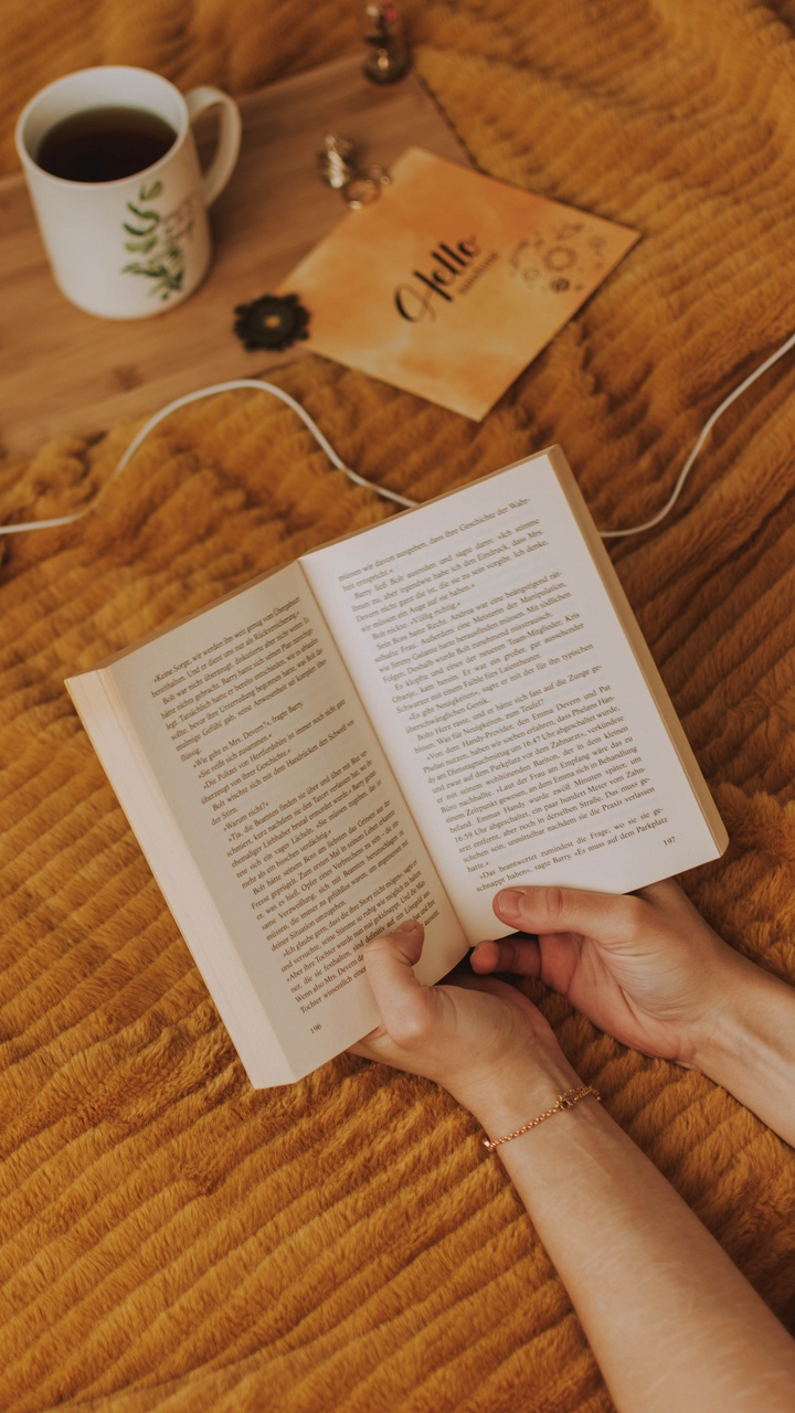 Книга и чашка
