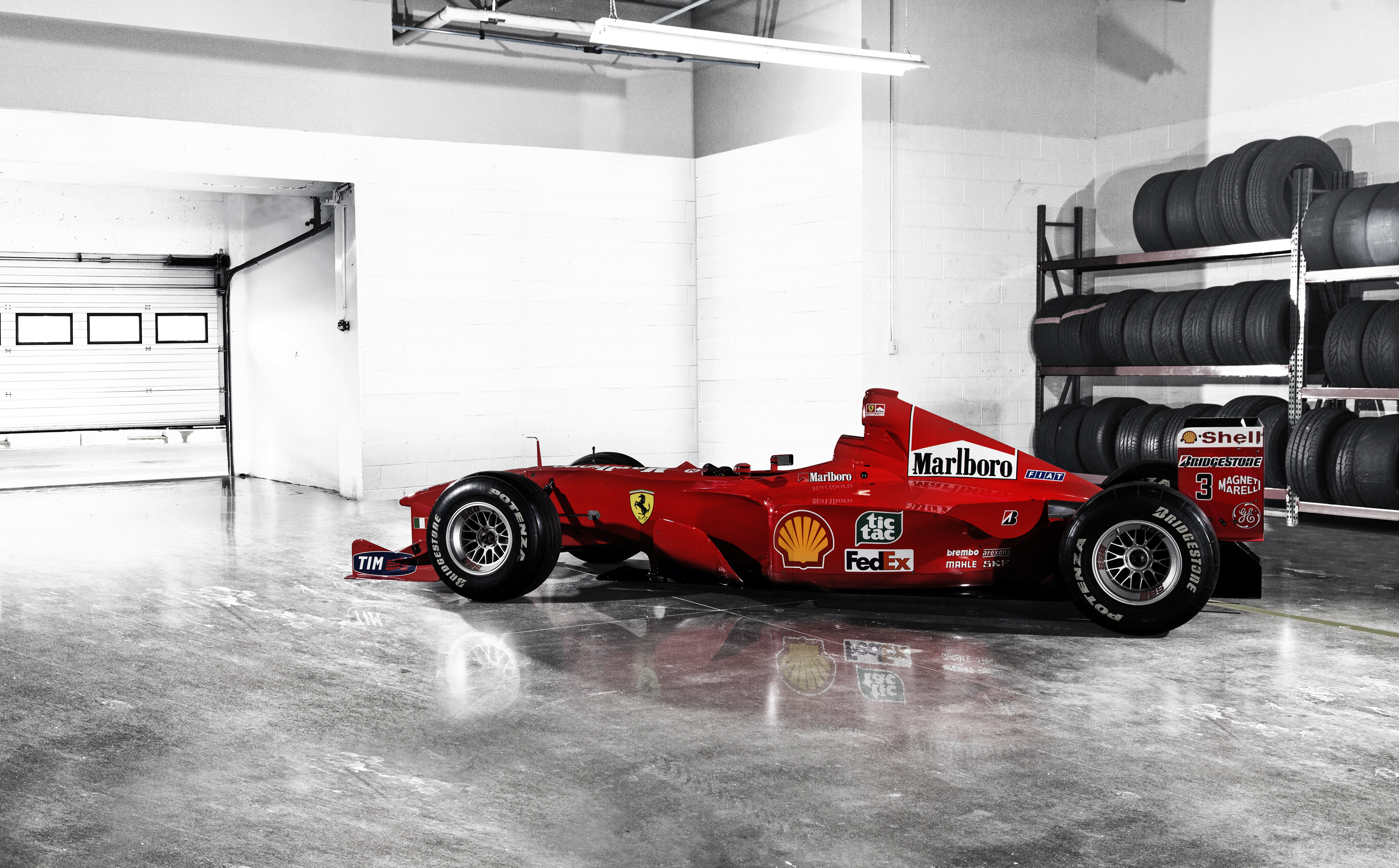 Красный болид Ferrari Формулы 1