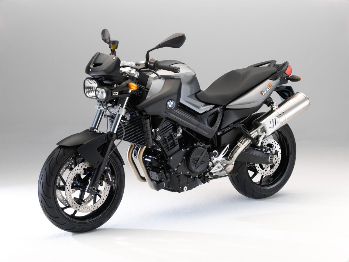 Крупный черный мотоцикл BMW F 800 R на сером фоне