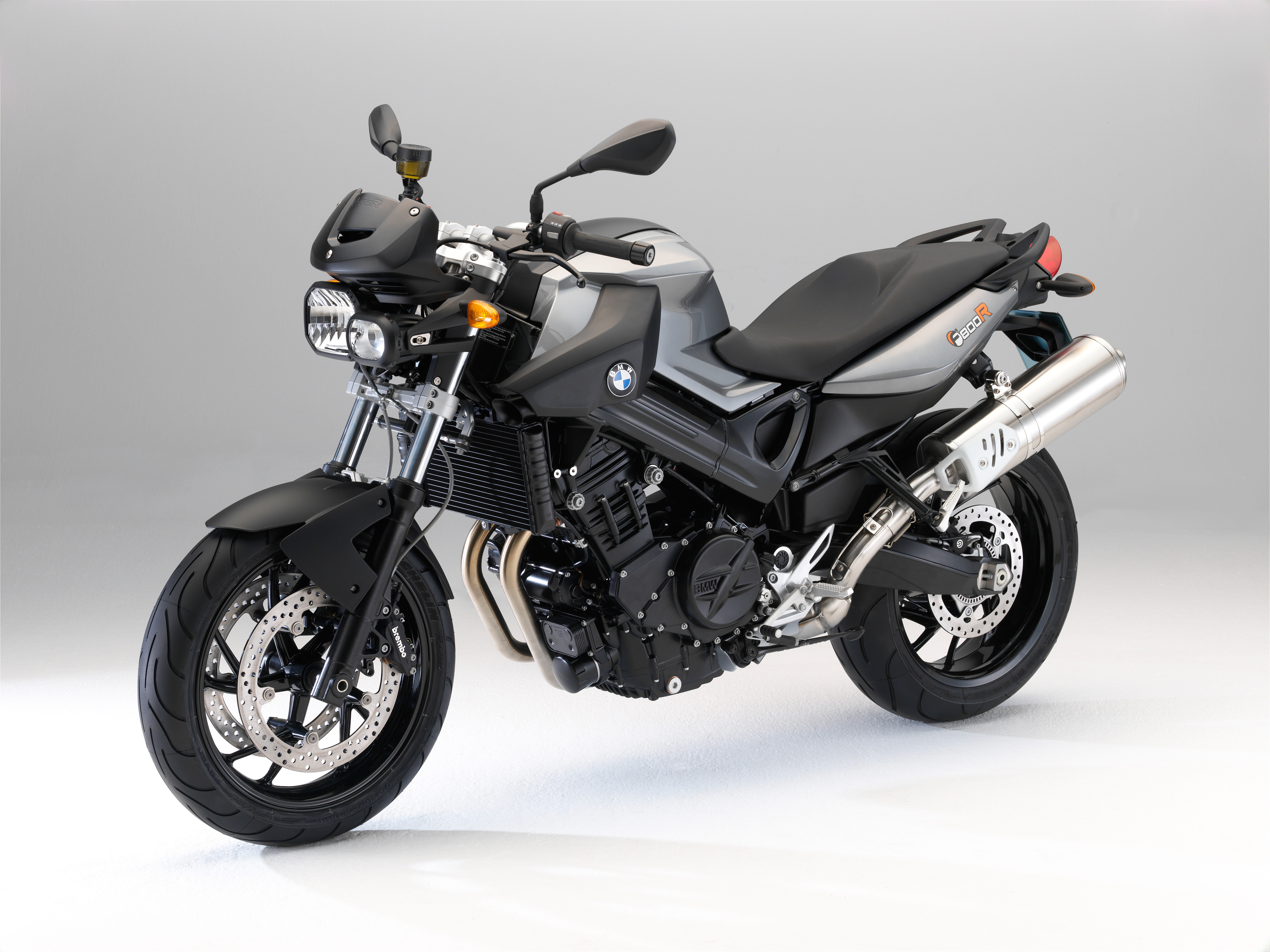 Крупный черный мотоцикл BMW F 800 R на сером фоне