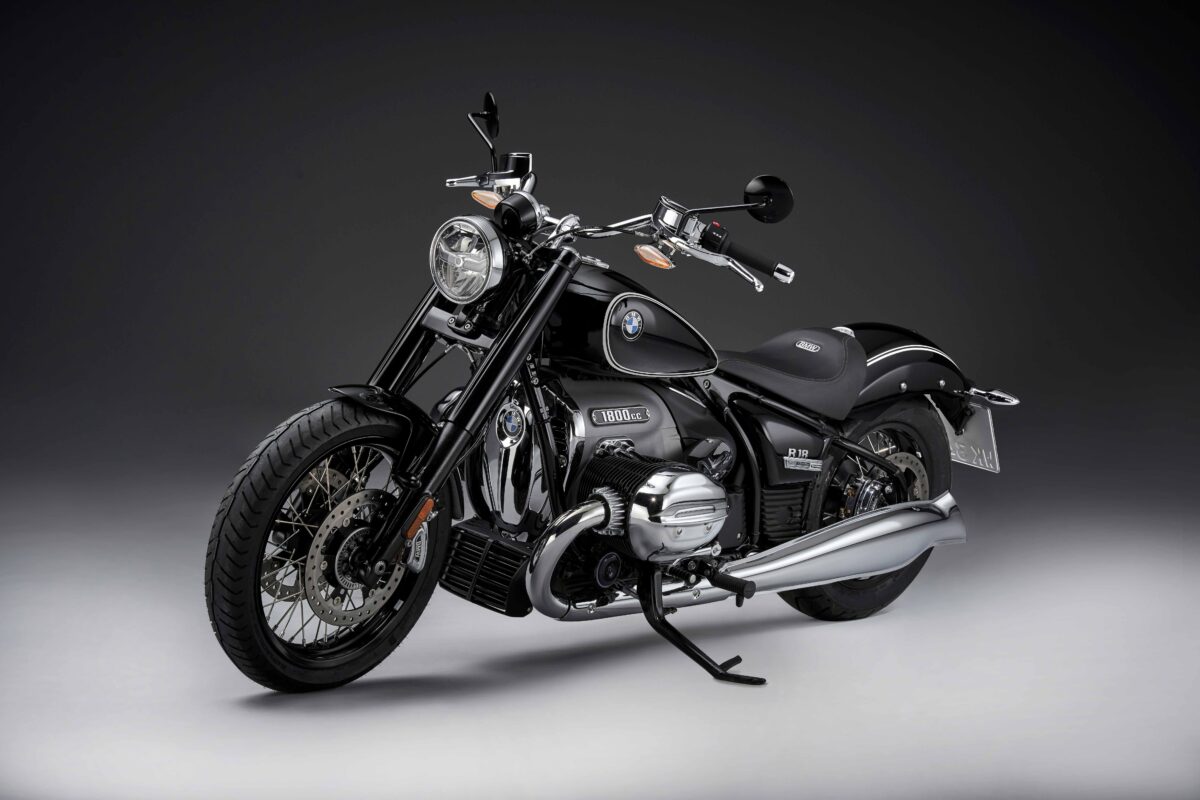 Крупный черный мотоцикл BMW R1800C на сером фоне