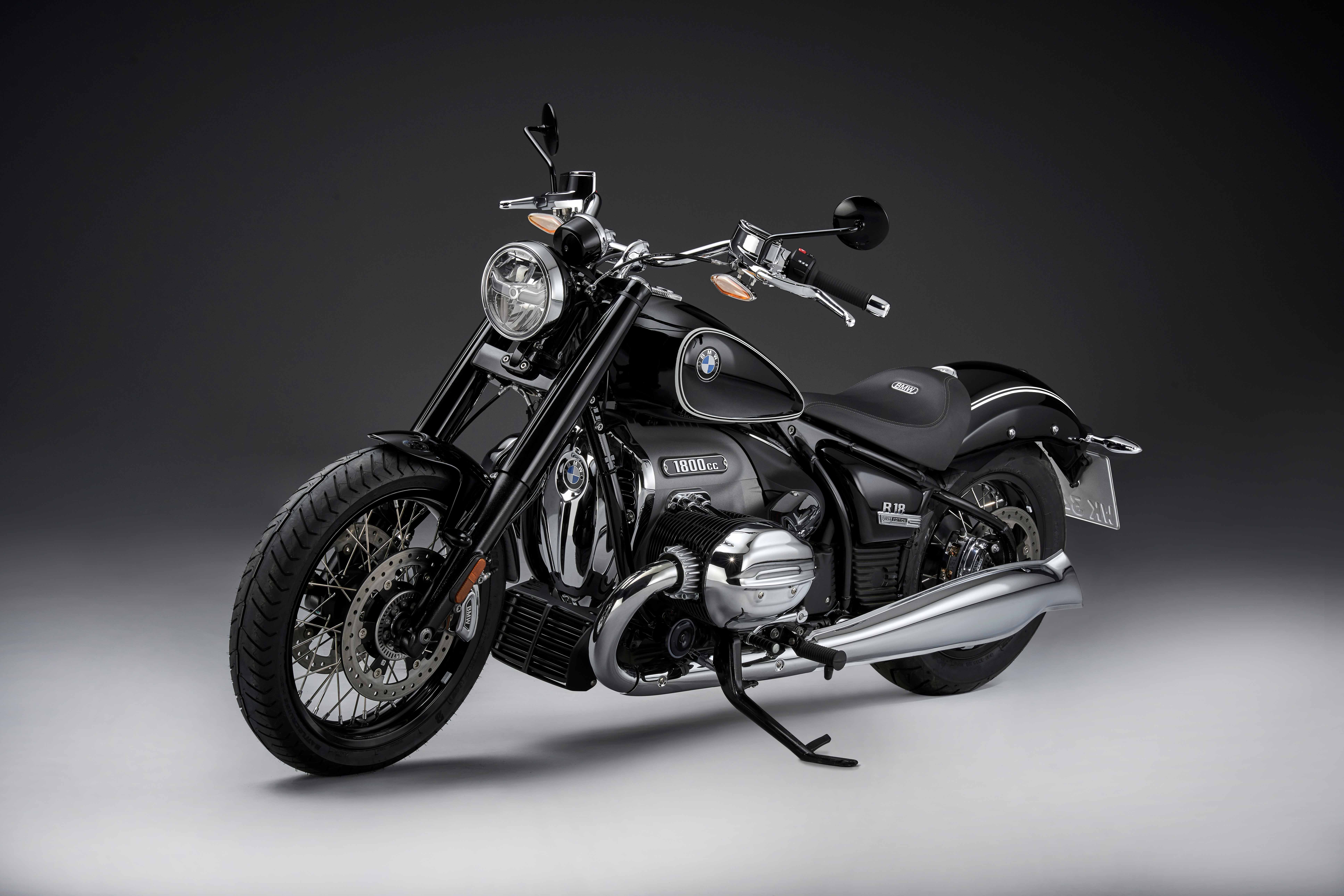 Крупный черный мотоцикл BMW R1800C на сером фоне