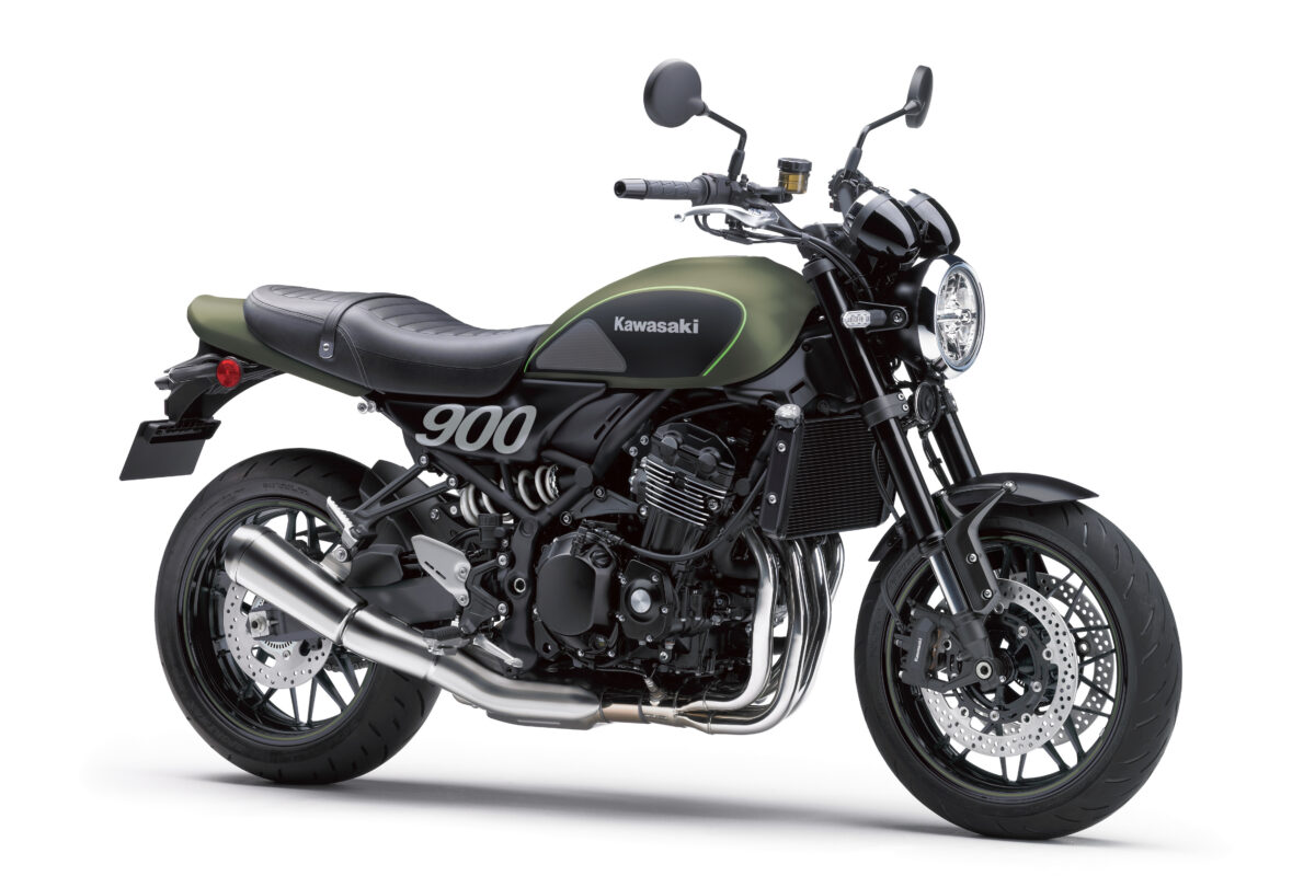 Крупный черный мотоцикл Kawasaki Z900 RS на белом фоне