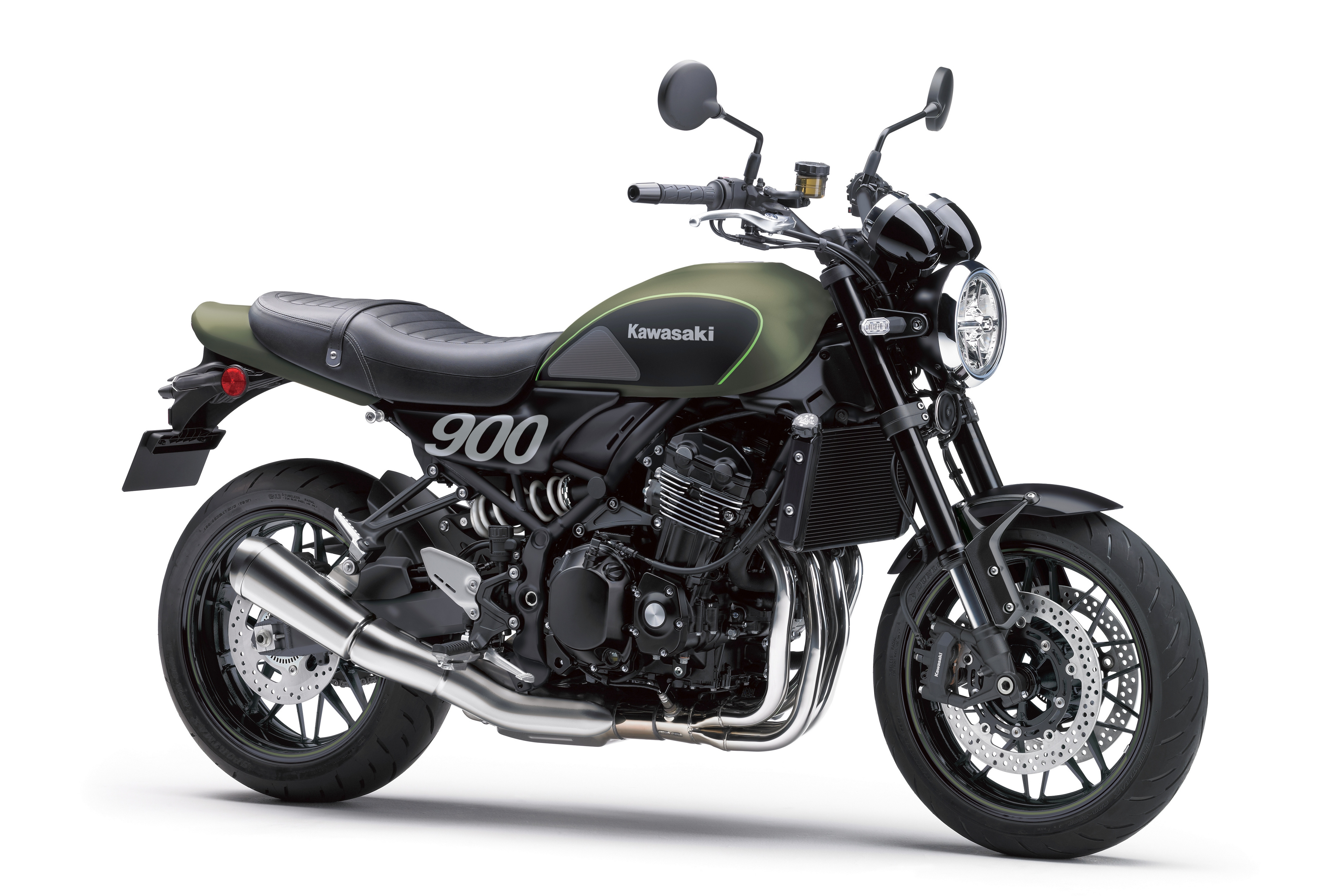 Крупный черный мотоцикл Kawasaki Z900 RS на белом фоне
