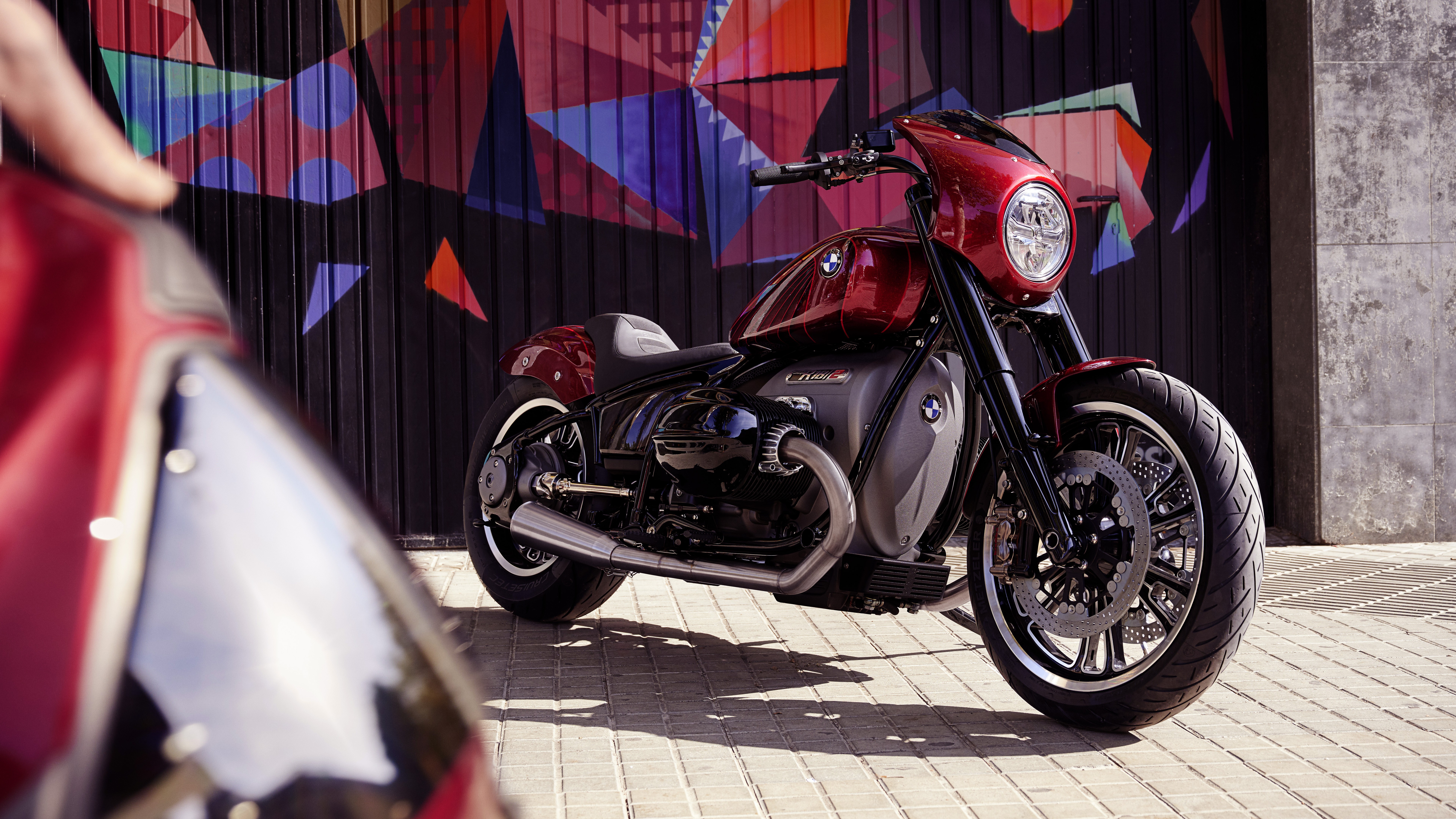 Крупный красный мотоцикл BMW Motorrad Concept R182