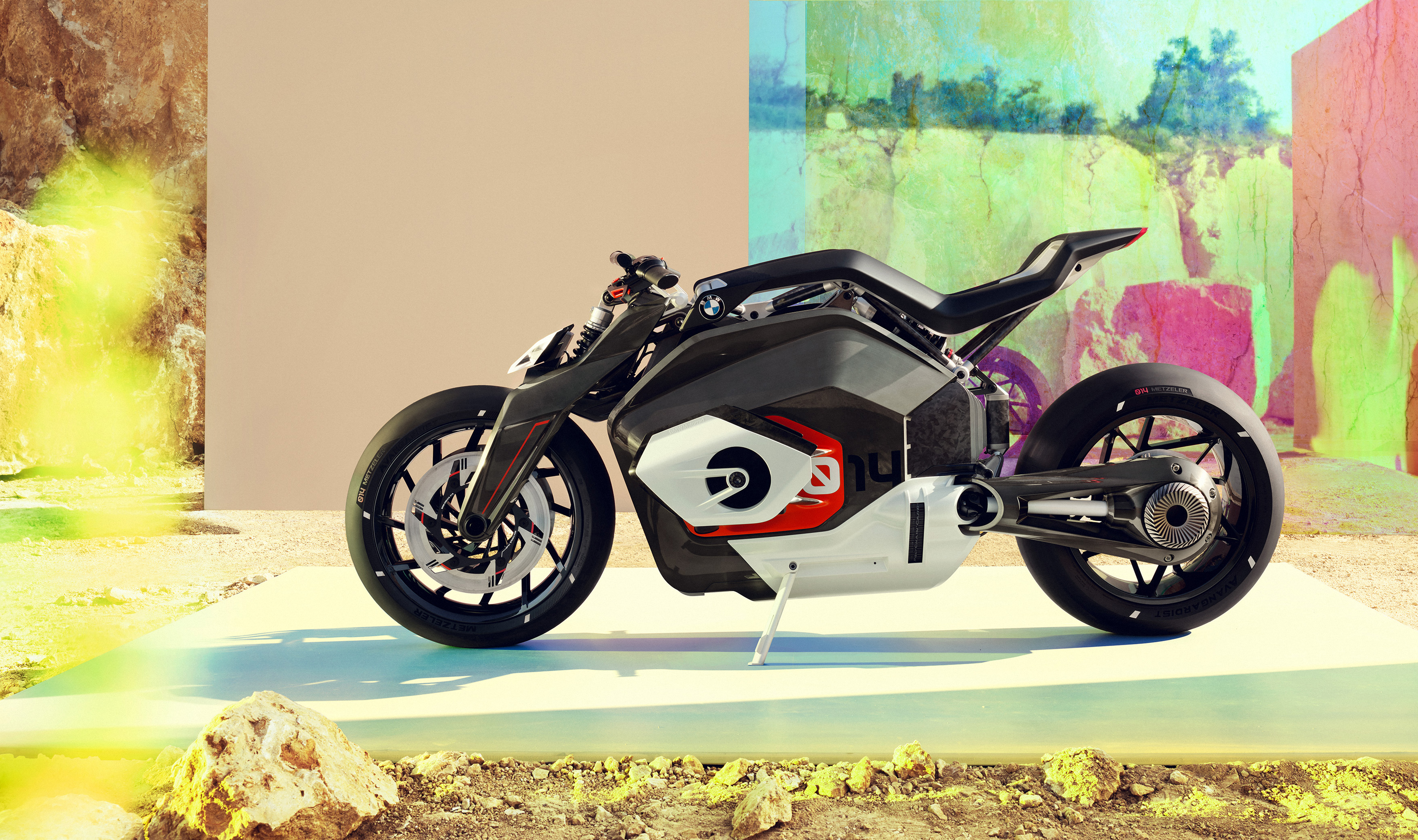 Крупный мотоцикл BMW Motorrad Vision DC Roadster 2019 года у стены