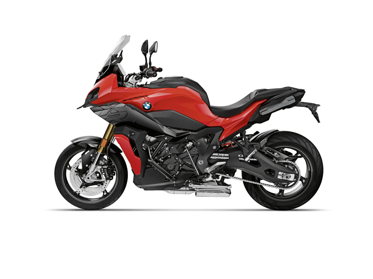 Крупный мотоцикл BMW S1000 на белом фоне