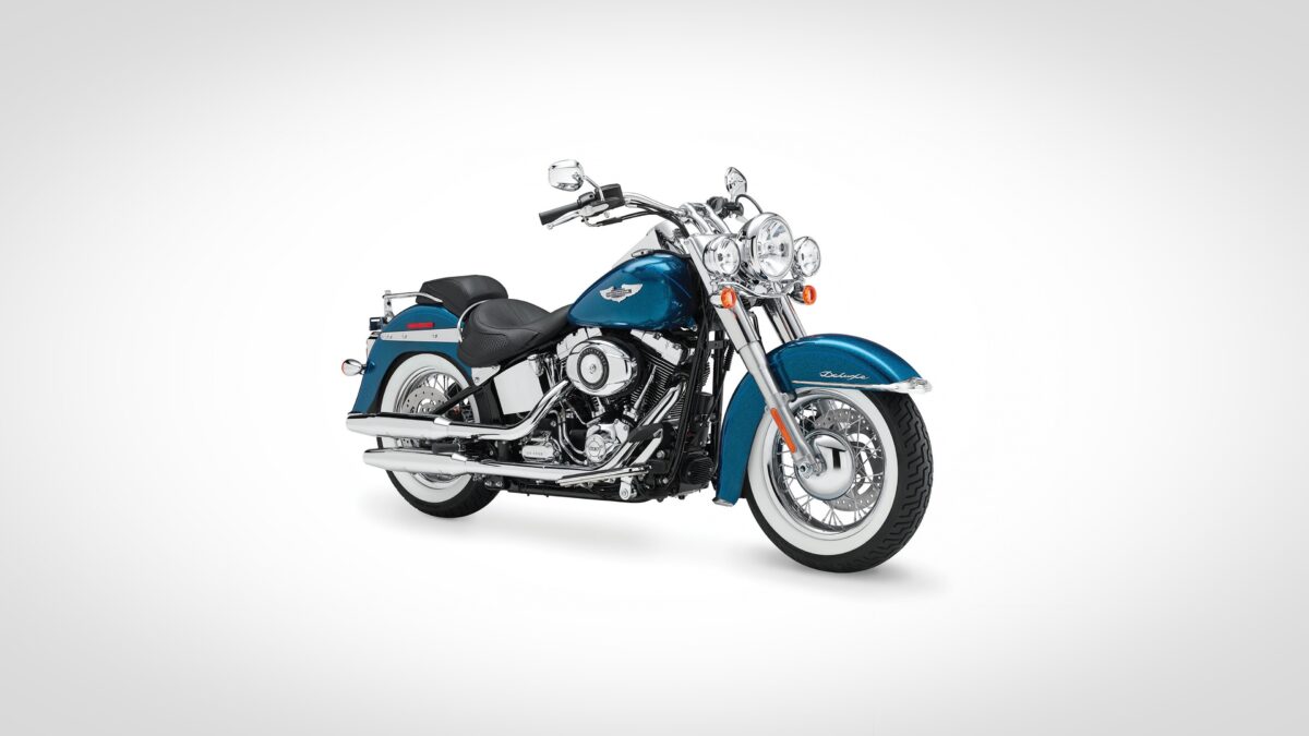 Крупный мотоцикл Harley Davidson на сером фоне
