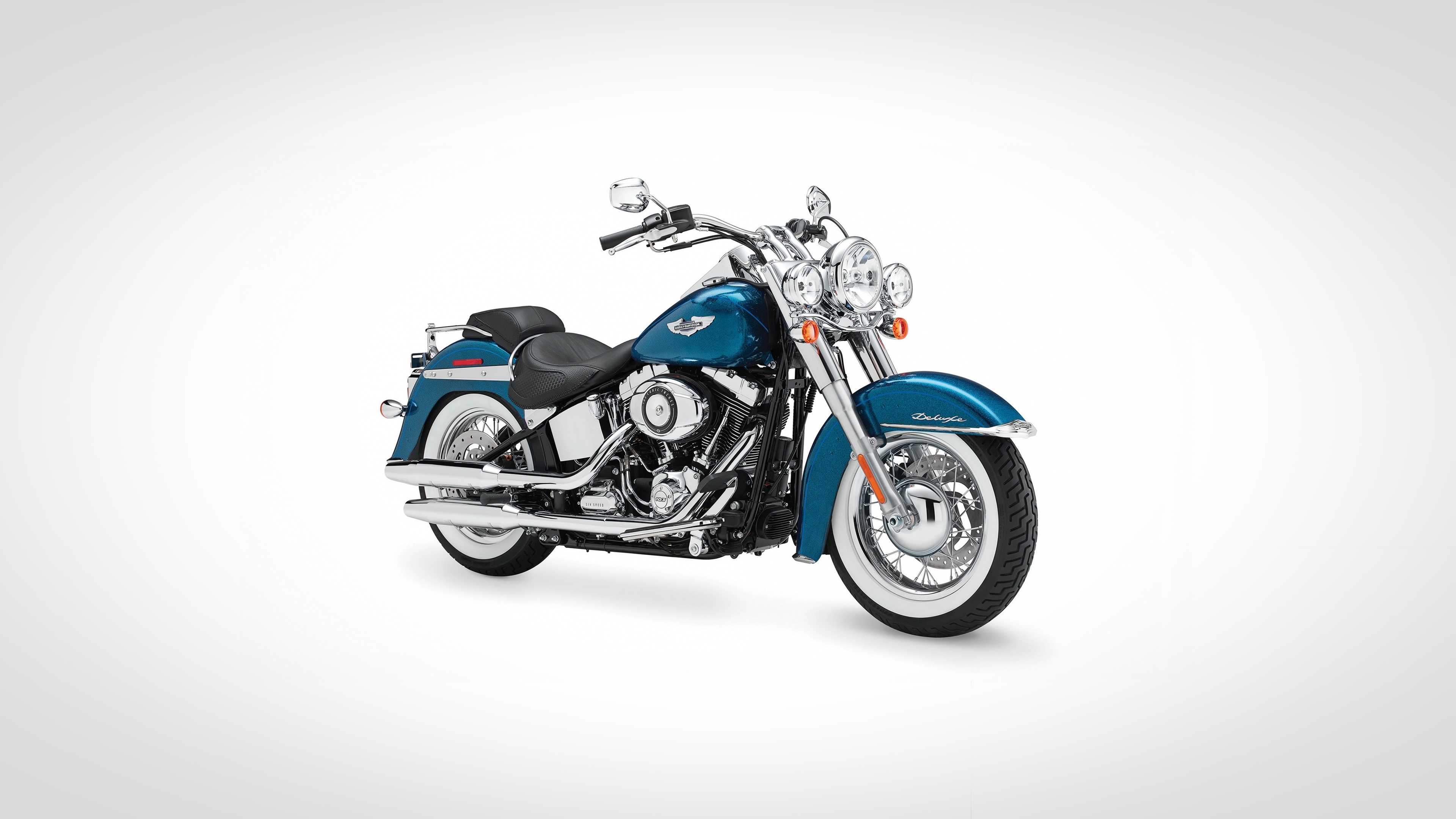 Крупный мотоцикл Harley Davidson на сером фоне
