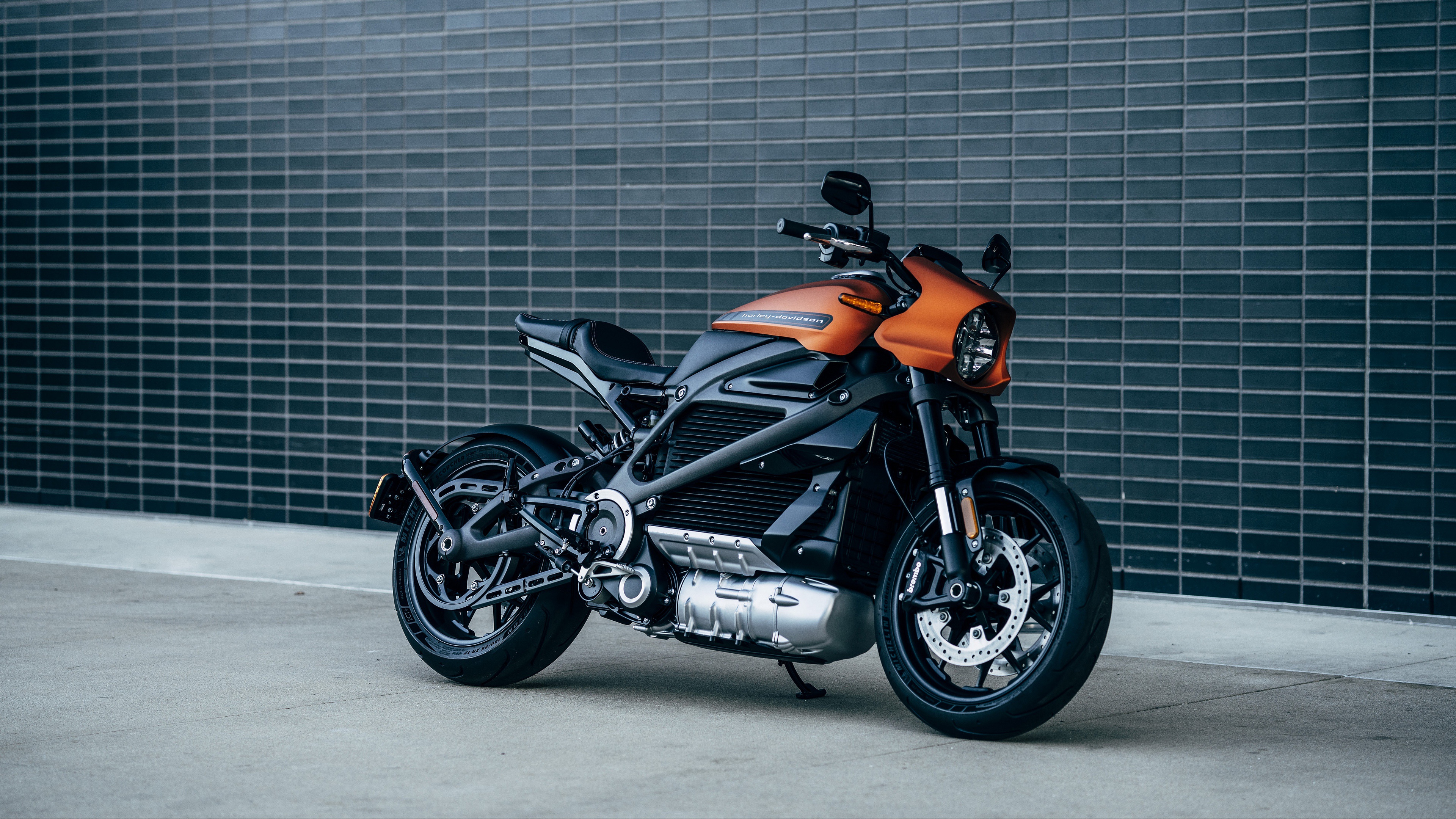 Крупный мотоцикл Harley Davidson у стены