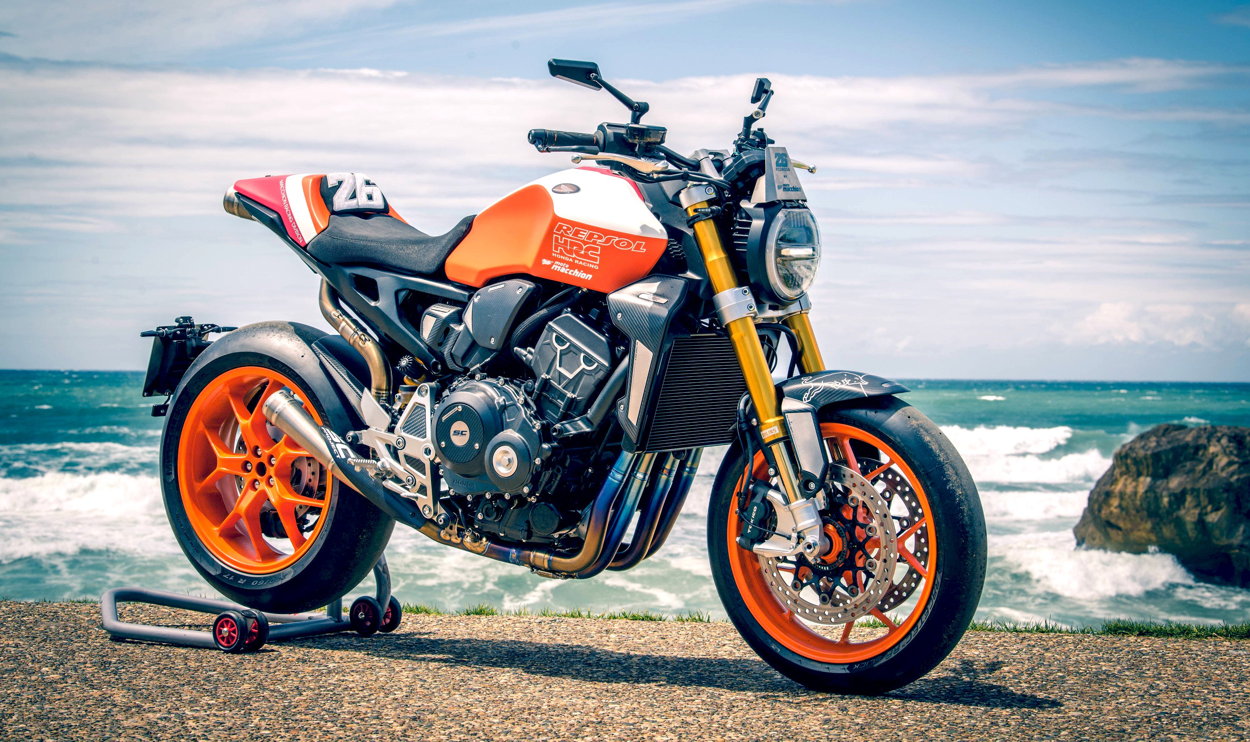 Крупный мотоцикл Honda CB1000R 2019 года у моря