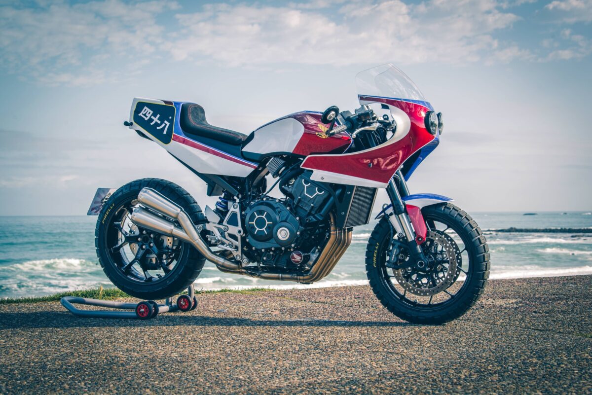 Крупный мотоцикл Honda CB1000R Dirt Endurance 2019 года у воды