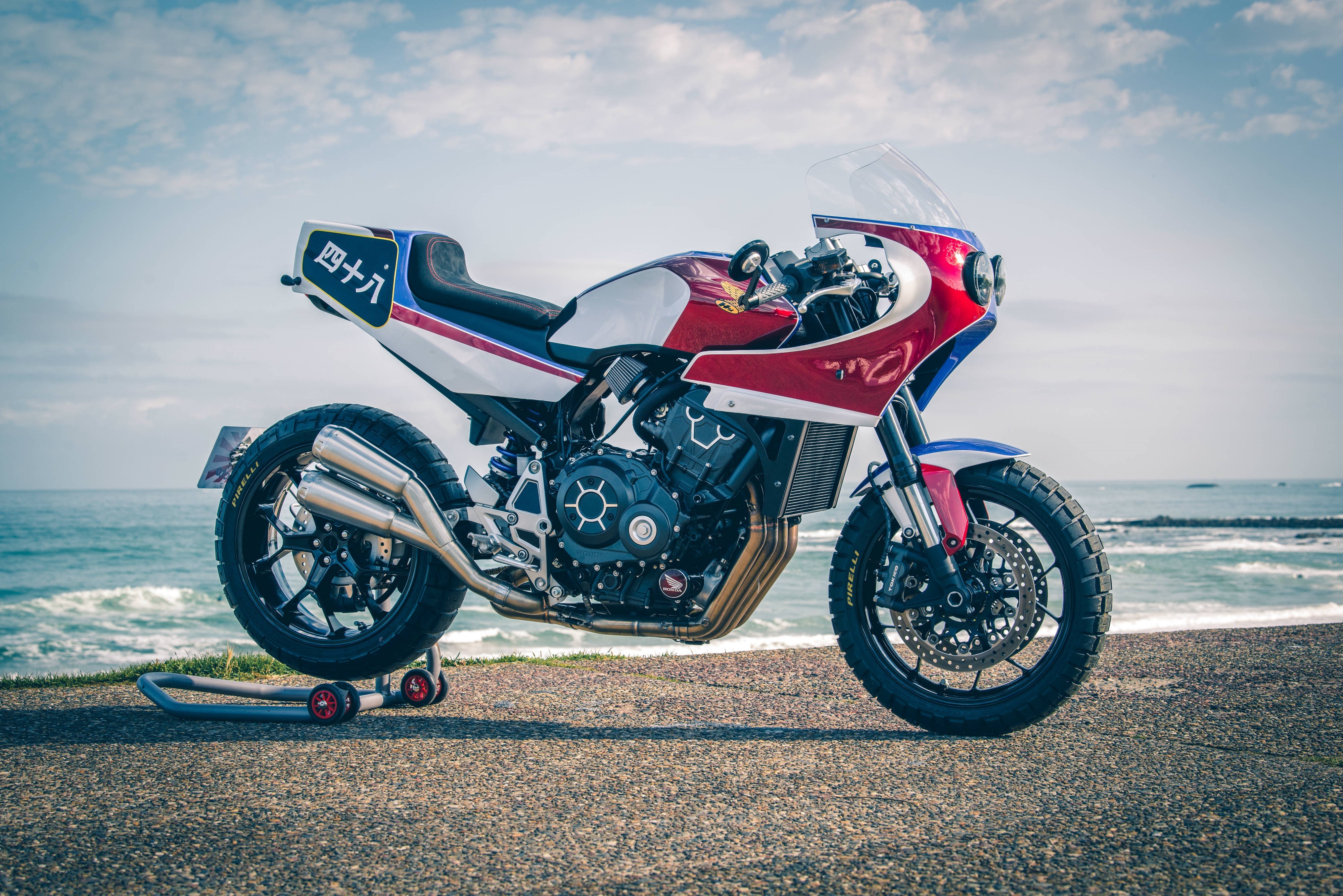 Крупный мотоцикл Honda CB1000R Dirt Endurance 2019 года у воды