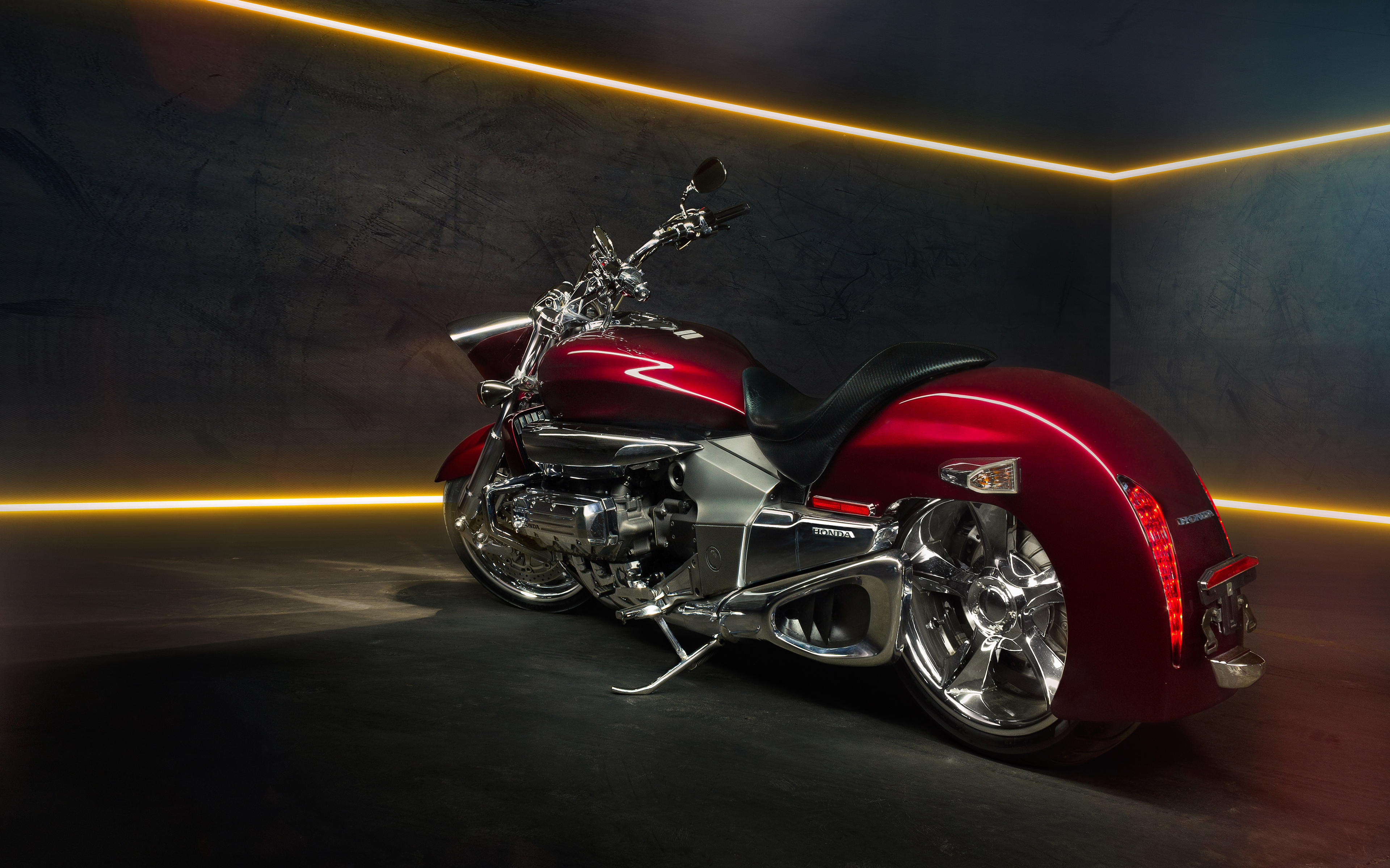Крупный мотоцикл Honda Valkyrie Rune