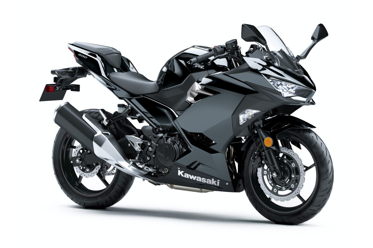 Крупный мотоцикл Kawasaki Ninja 400 на белом фоне