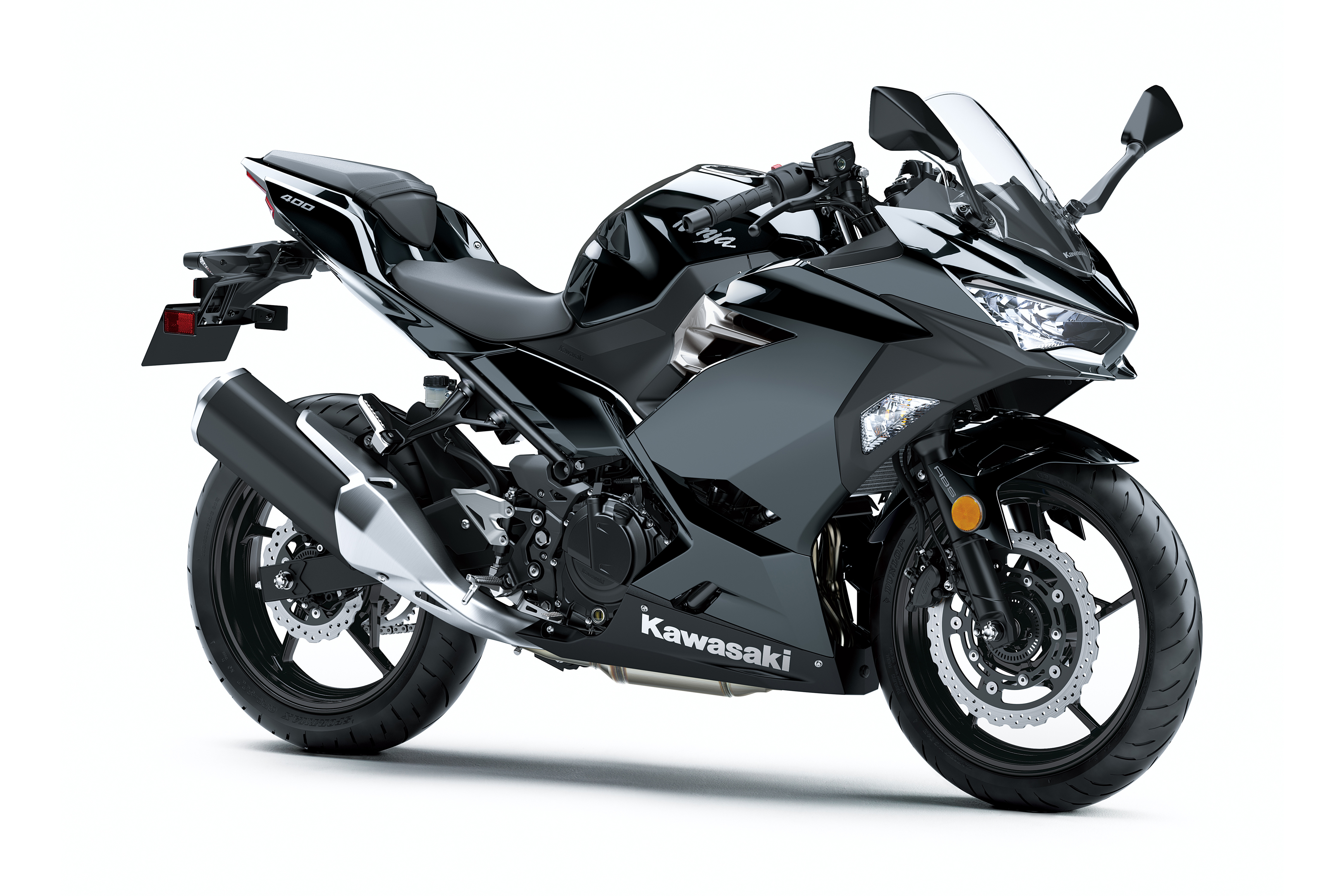 Крупный мотоцикл Kawasaki Ninja 400 на белом фоне