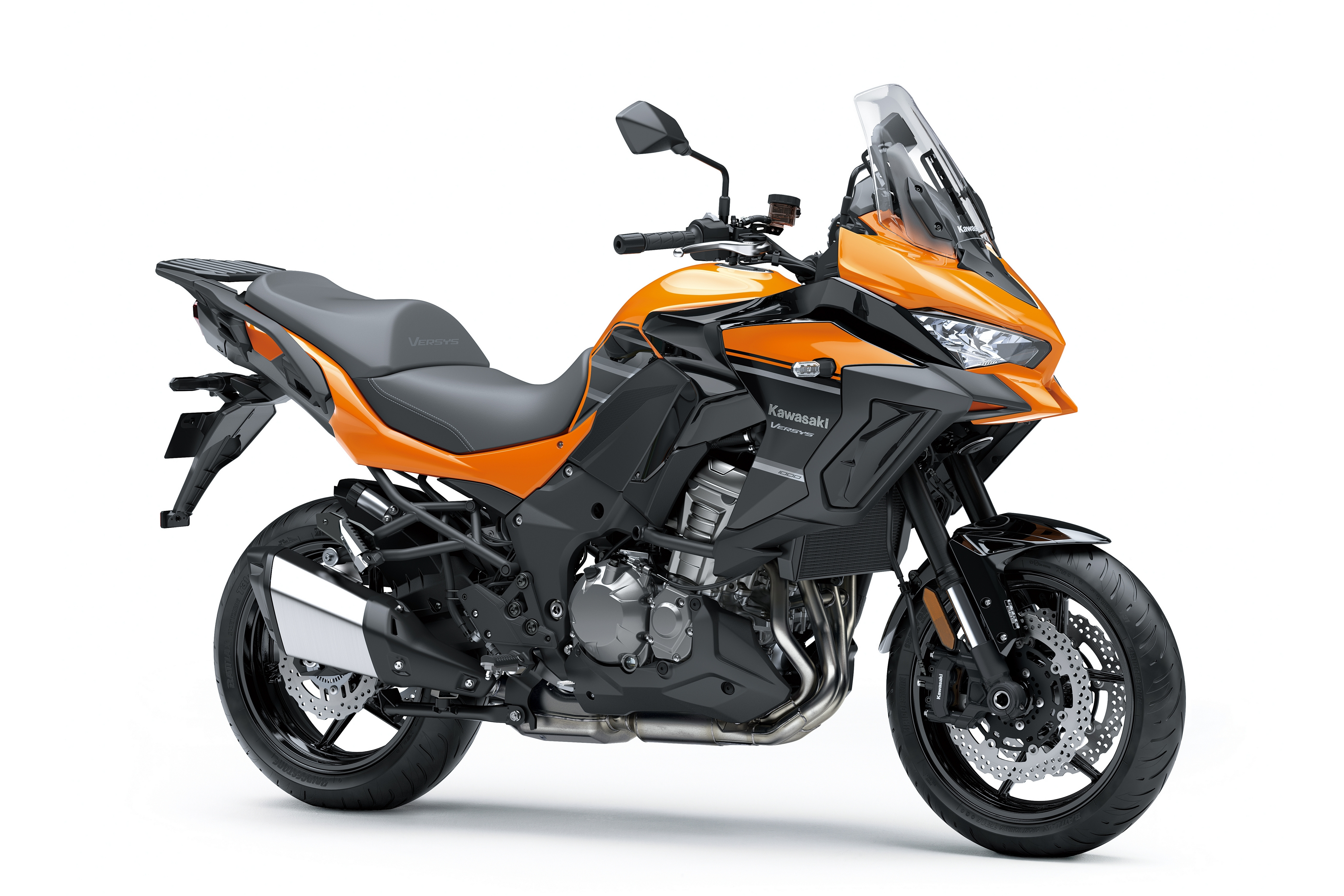 Крупный мотоцикл Kawasaki Versys 1000 SE LT на белом фоне