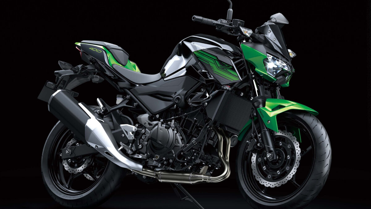 Крупный мотоцикл Kawasaki Z400 на черном фоне
