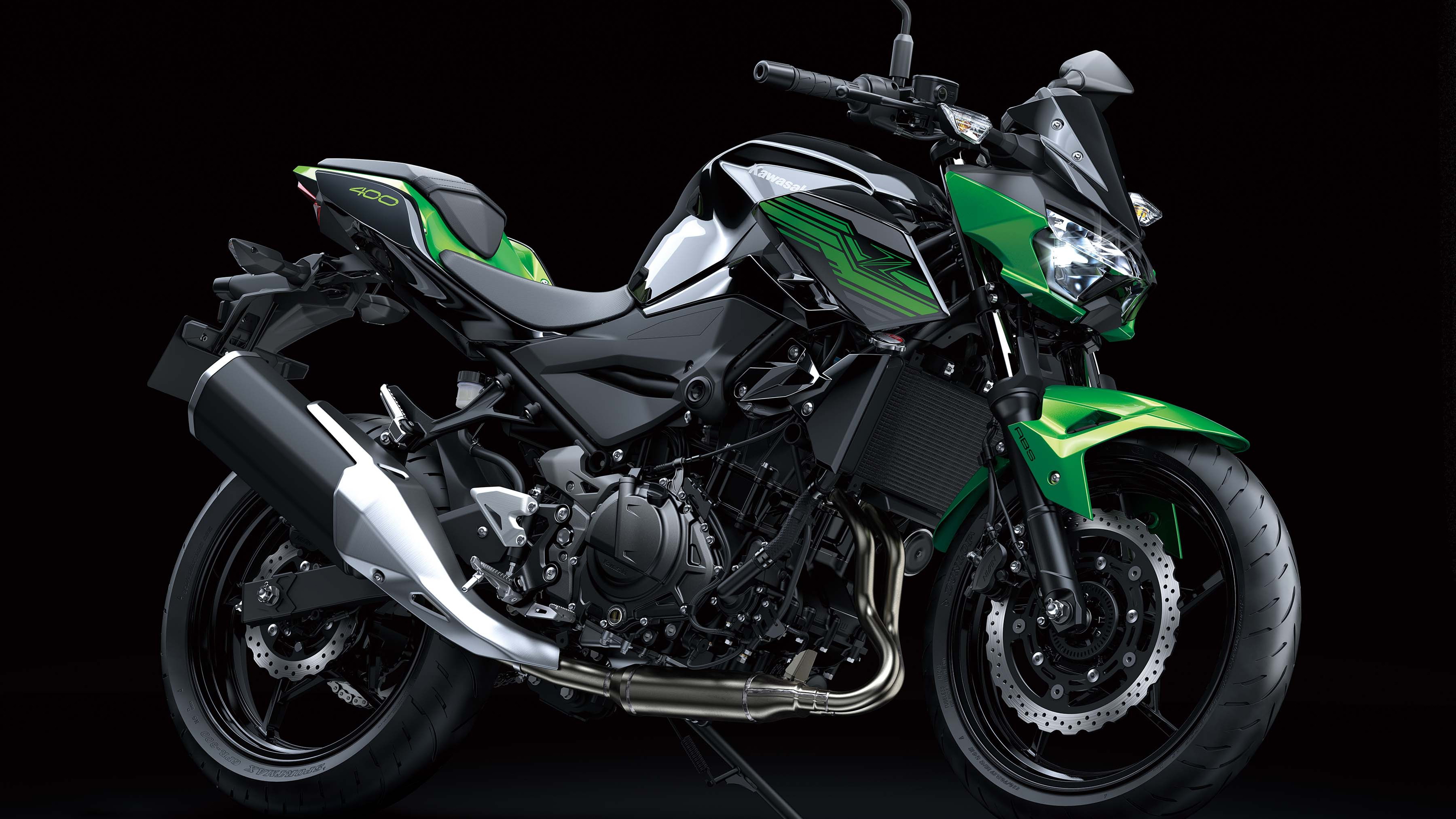 Крупный мотоцикл Kawasaki Z400 на черном фоне