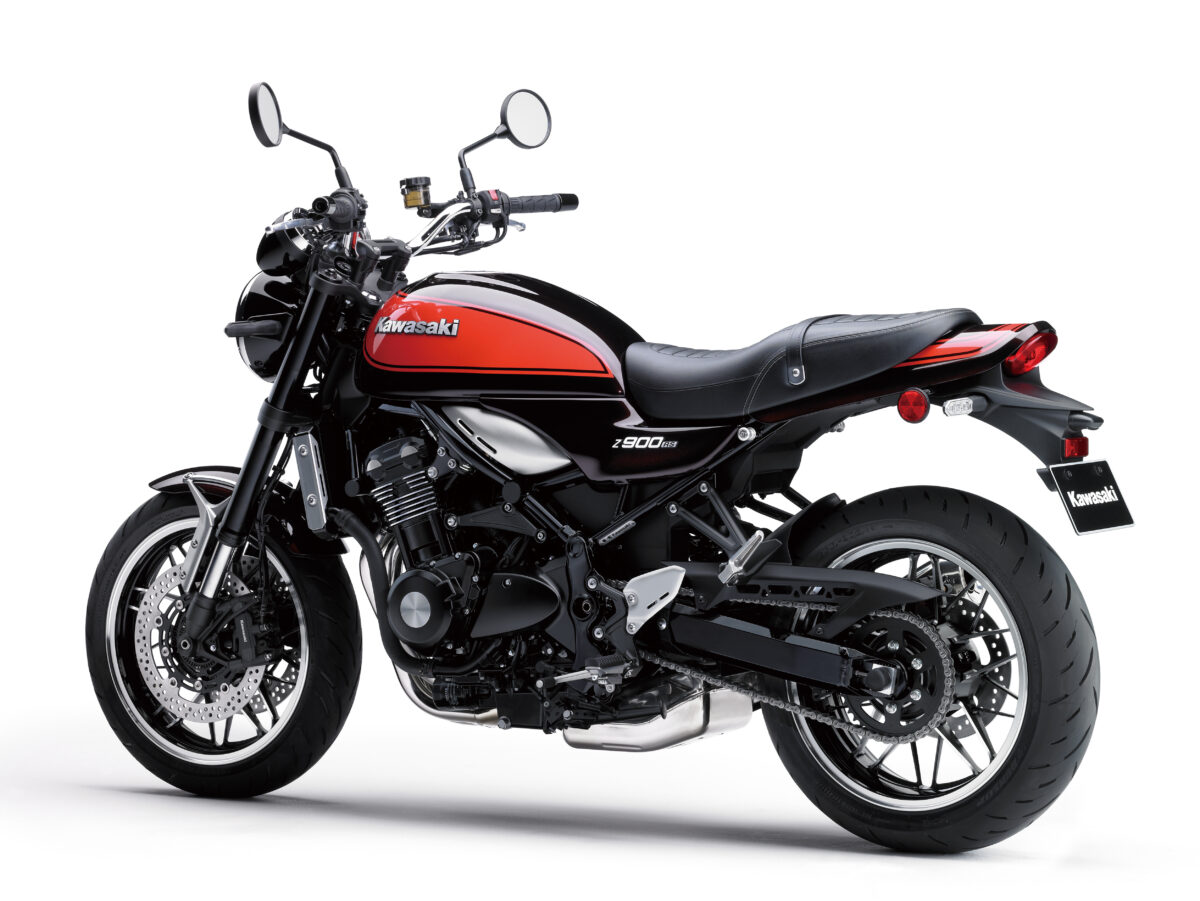 Крупный мотоцикл Kawasaki Z900RS на белом фоне
