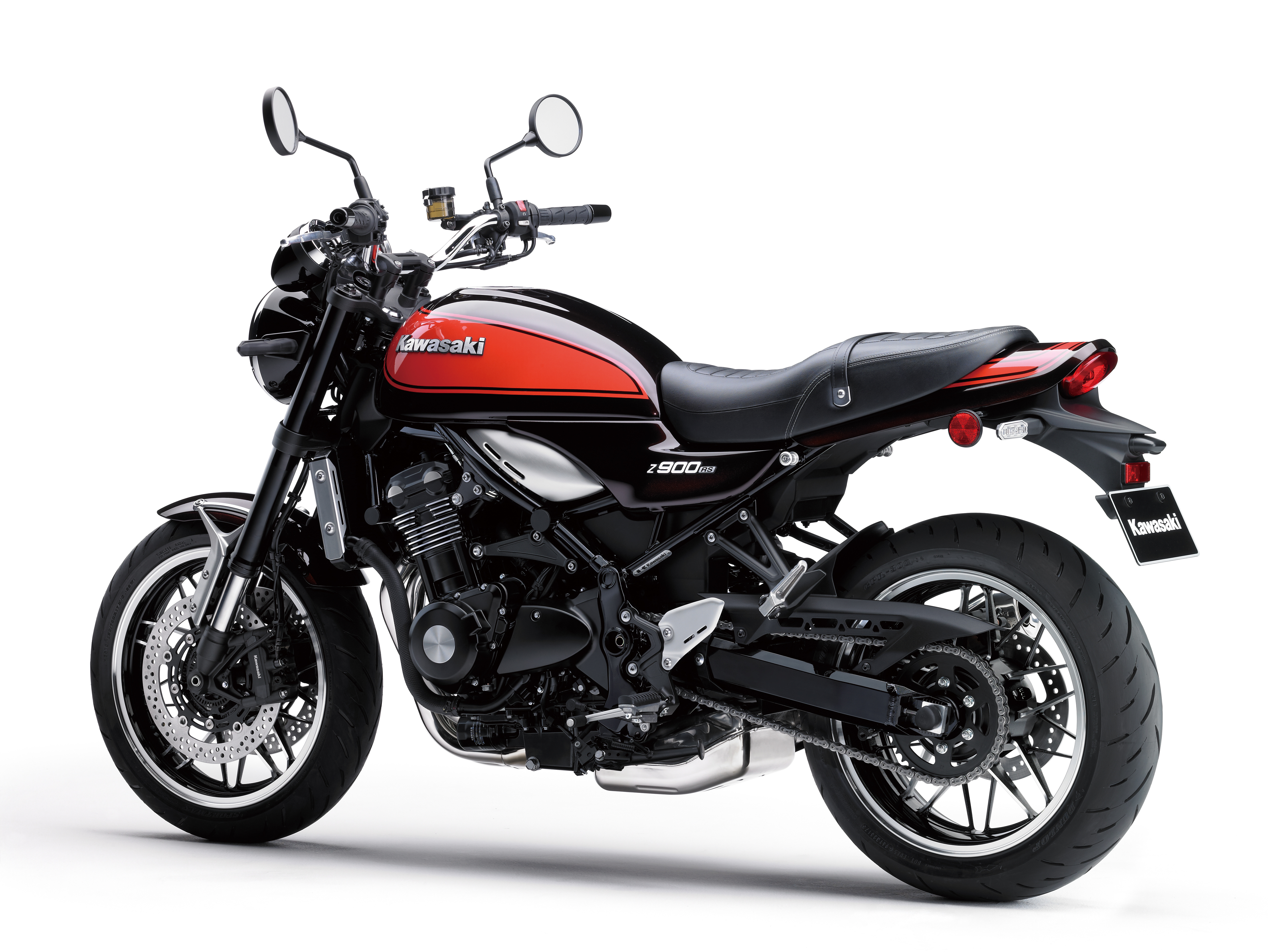 Крупный мотоцикл Kawasaki Z900RS на белом фоне
