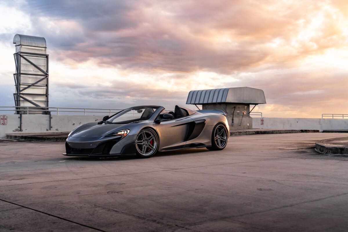 McLaren на крыше на закате