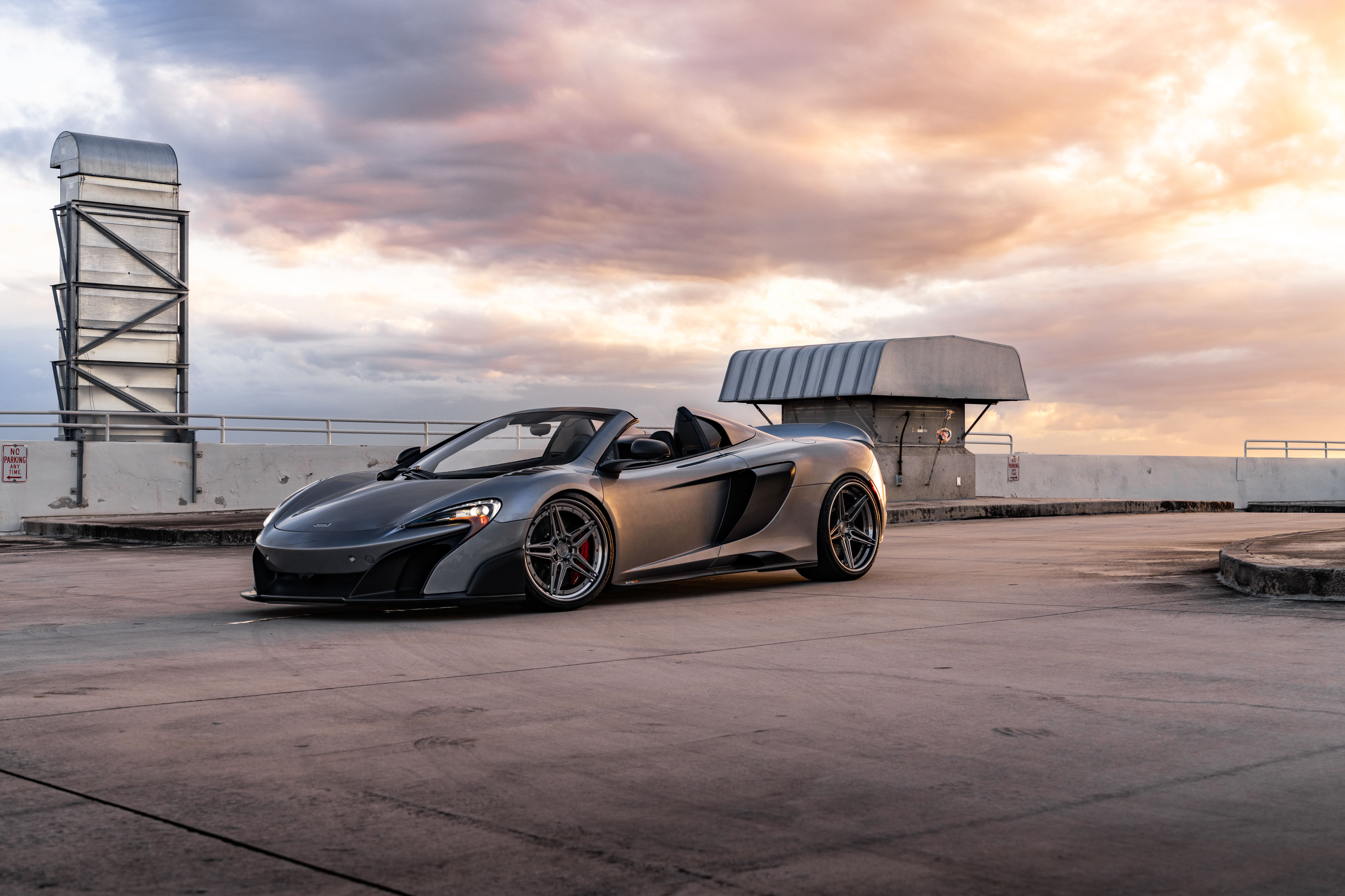 McLaren на крыше на закате
